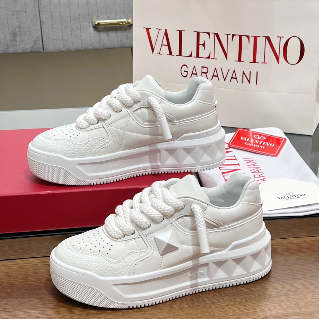 VALENTINO 25S GARAVANI ONE STUD XL PLATFORM SNEAKERS IN WHITE LAMBSKIN - 35