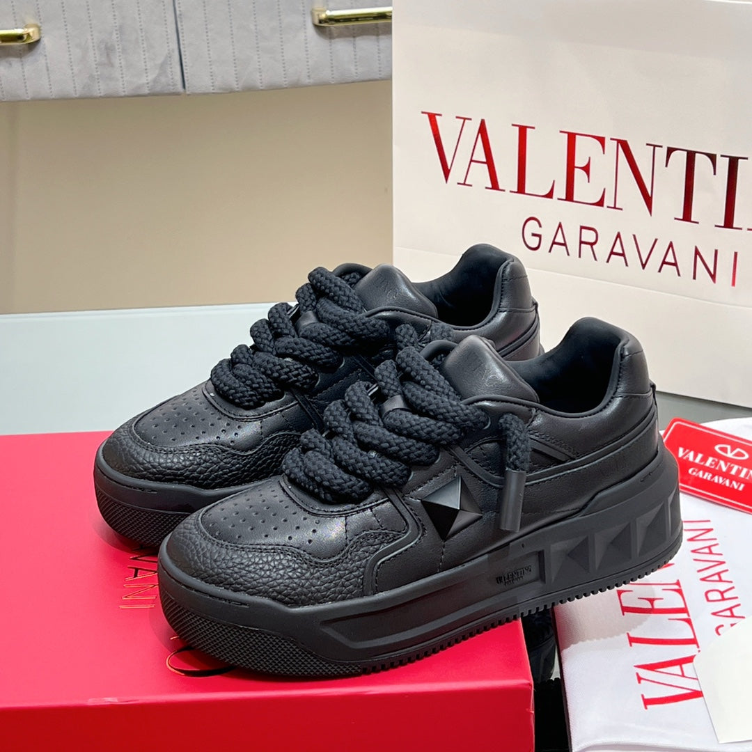 VALENTINO 25S GARAVANI ONE STUD XL PLATFORM SNEAKERS IN BLACK LAMBSKIN - 35