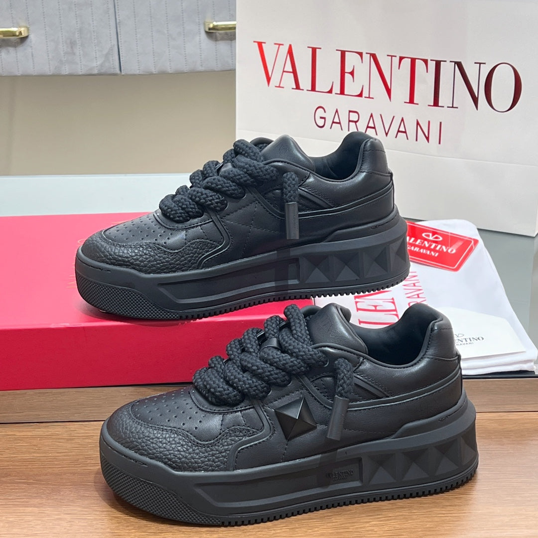 VALENTINO 25S GARAVANI ONE STUD XL PLATFORM SNEAKERS IN BLACK LAMBSKIN - 35