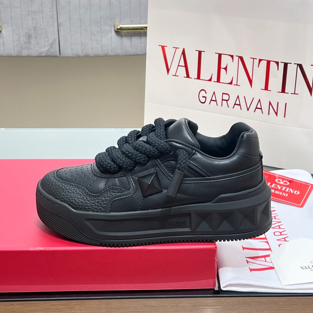 VALENTINO 25S GARAVANI ONE STUD XL PLATFORM SNEAKERS IN BLACK LAMBSKIN - 35