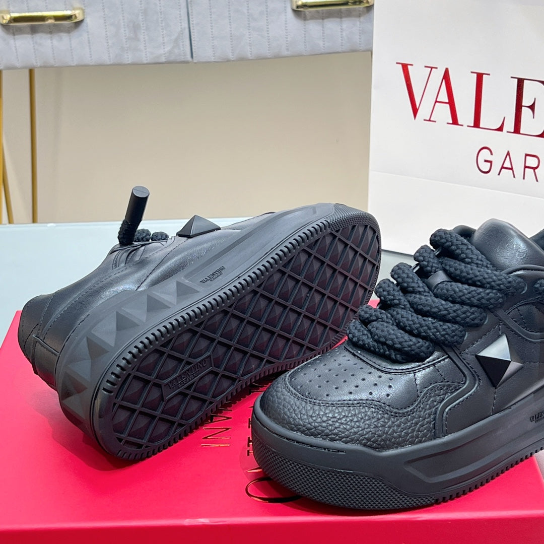 VALENTINO 25S GARAVANI ONE STUD XL PLATFORM SNEAKERS IN BLACK LAMBSKIN - 35