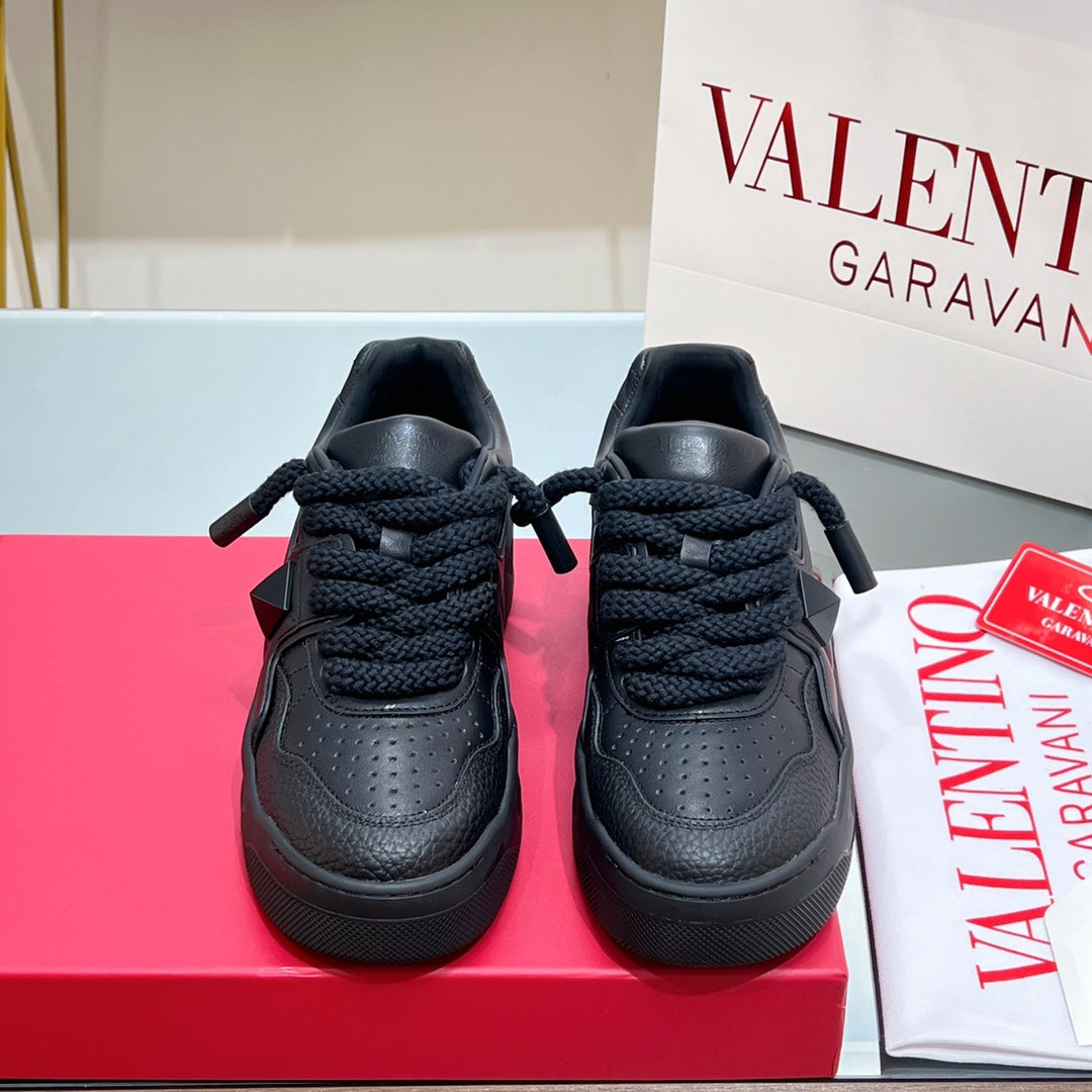 VALENTINO 25S GARAVANI ONE STUD XL PLATFORM SNEAKERS IN BLACK LAMBSKIN - 35
