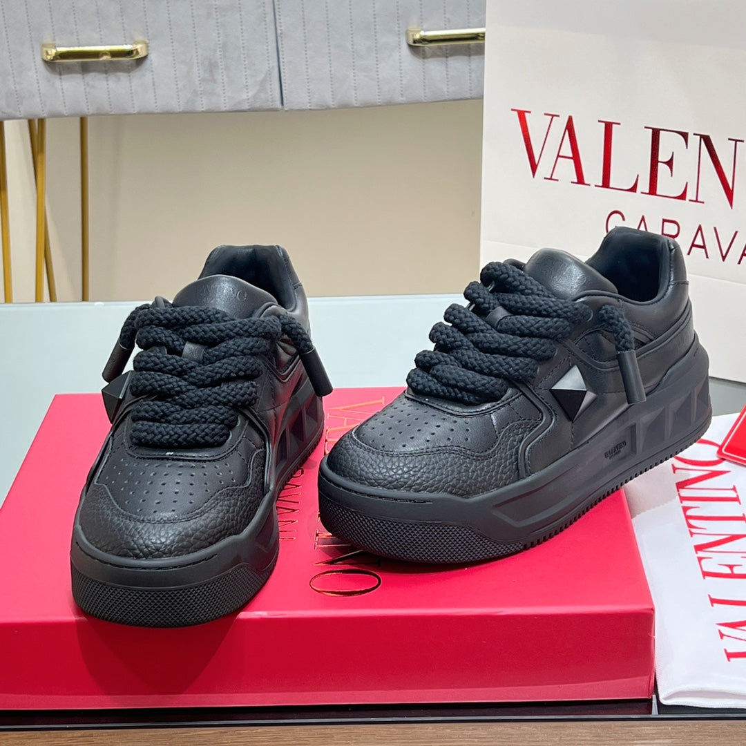 VALENTINO 25S GARAVANI ONE STUD XL PLATFORM SNEAKERS IN BLACK LAMBSKIN - 35