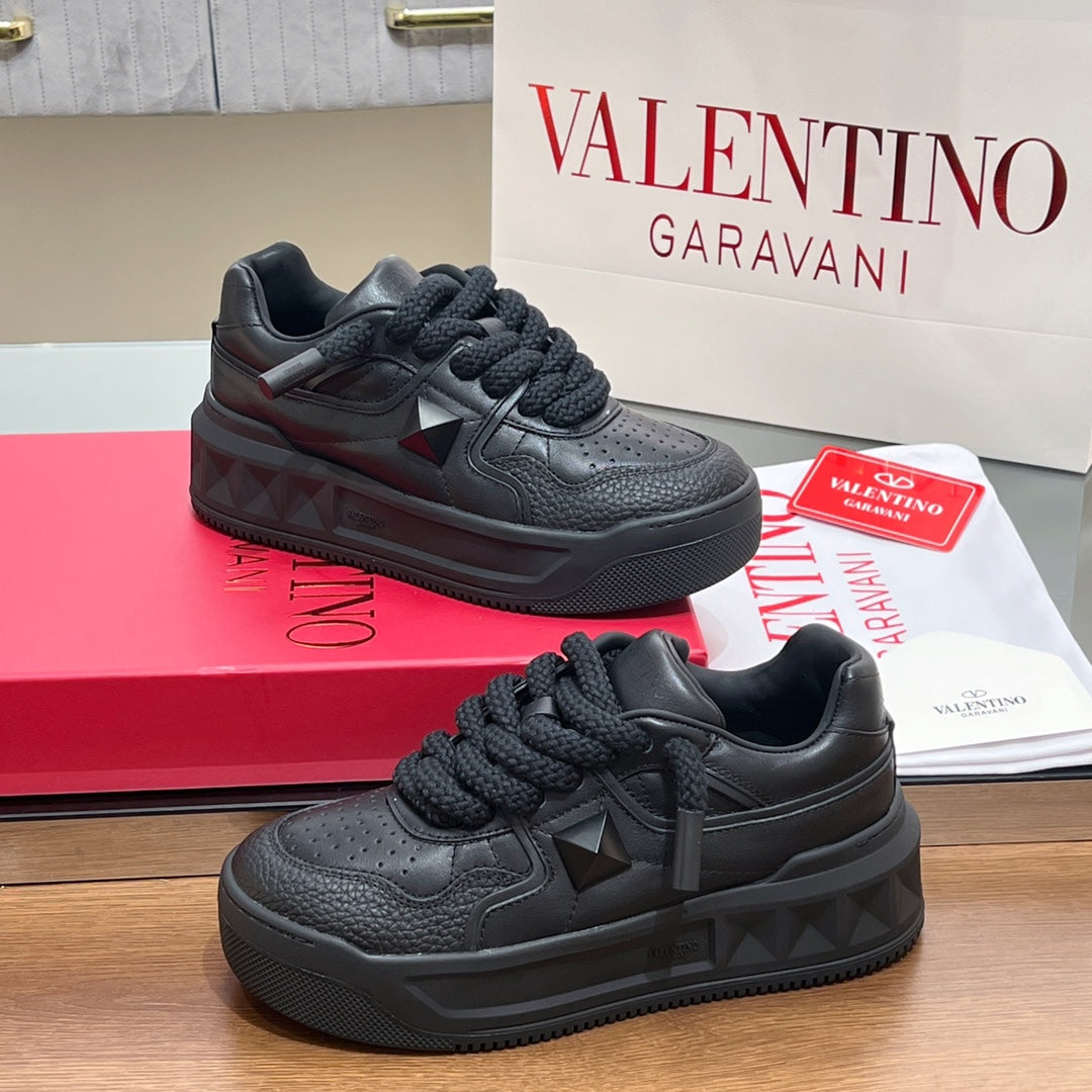 VALENTINO 25S GARAVANI ONE STUD XL PLATFORM SNEAKERS IN BLACK LAMBSKIN - 35