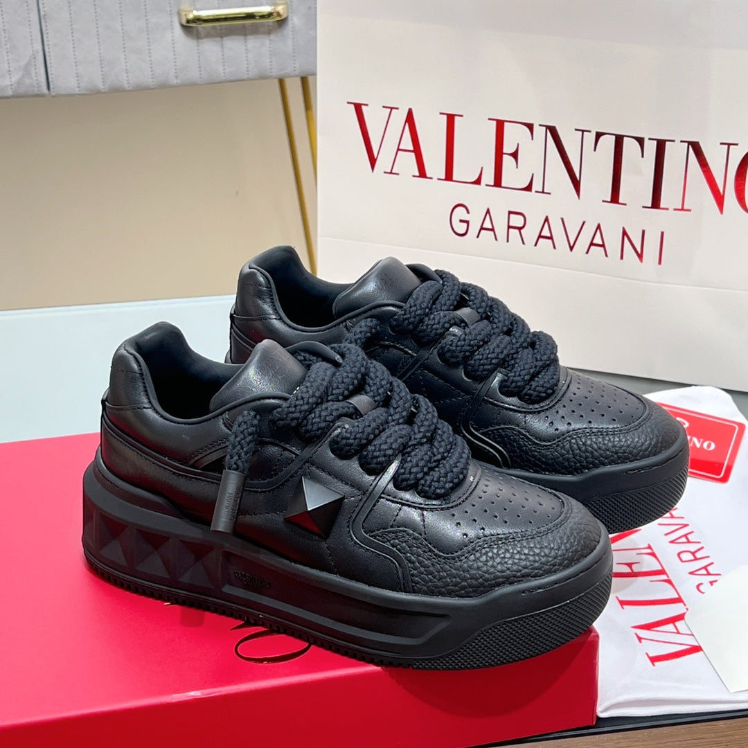 VALENTINO 25S GARAVANI ONE STUD XL PLATFORM SNEAKERS IN BLACK LAMBSKIN - 35