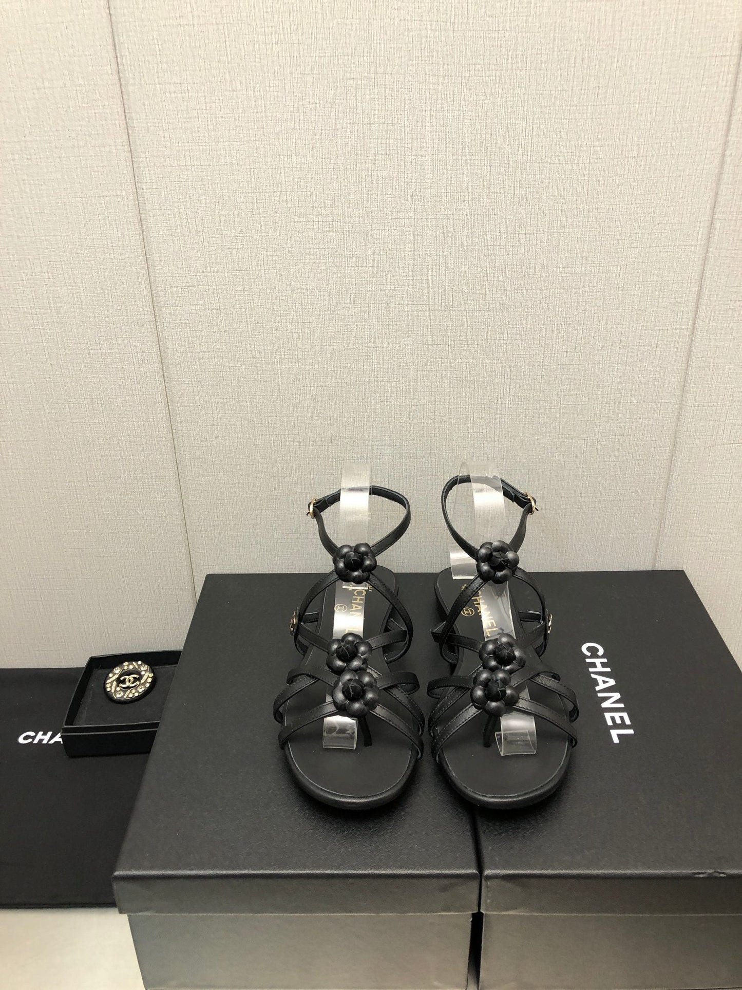FLORAL FLAT SANDAL IN BLACK LAMBSKIN - 35