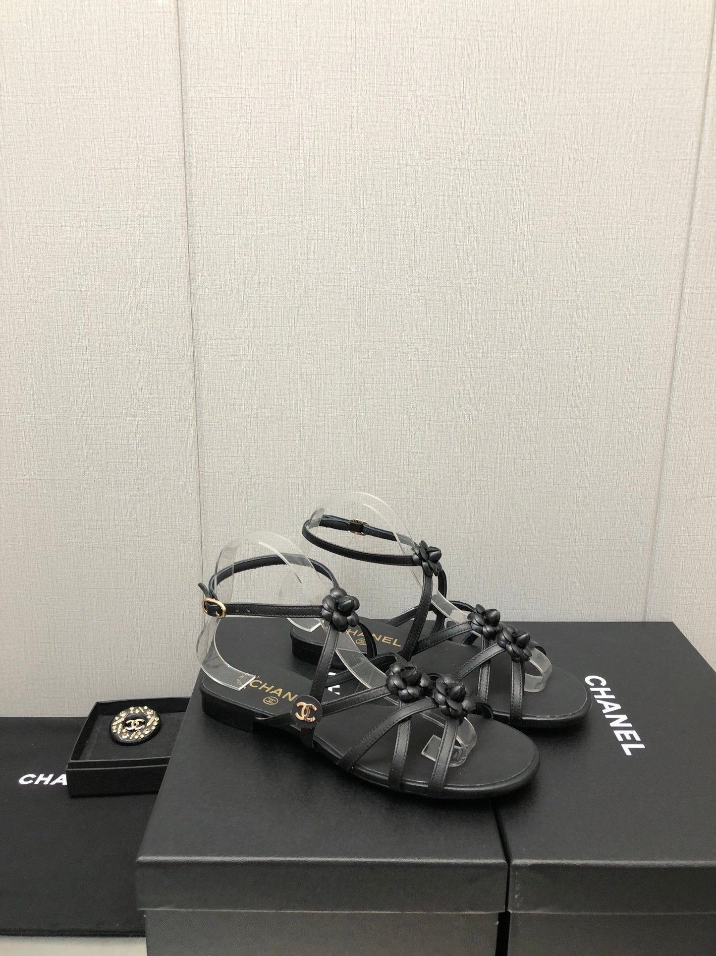 FLORAL FLAT SANDAL IN BLACK LAMBSKIN - 35