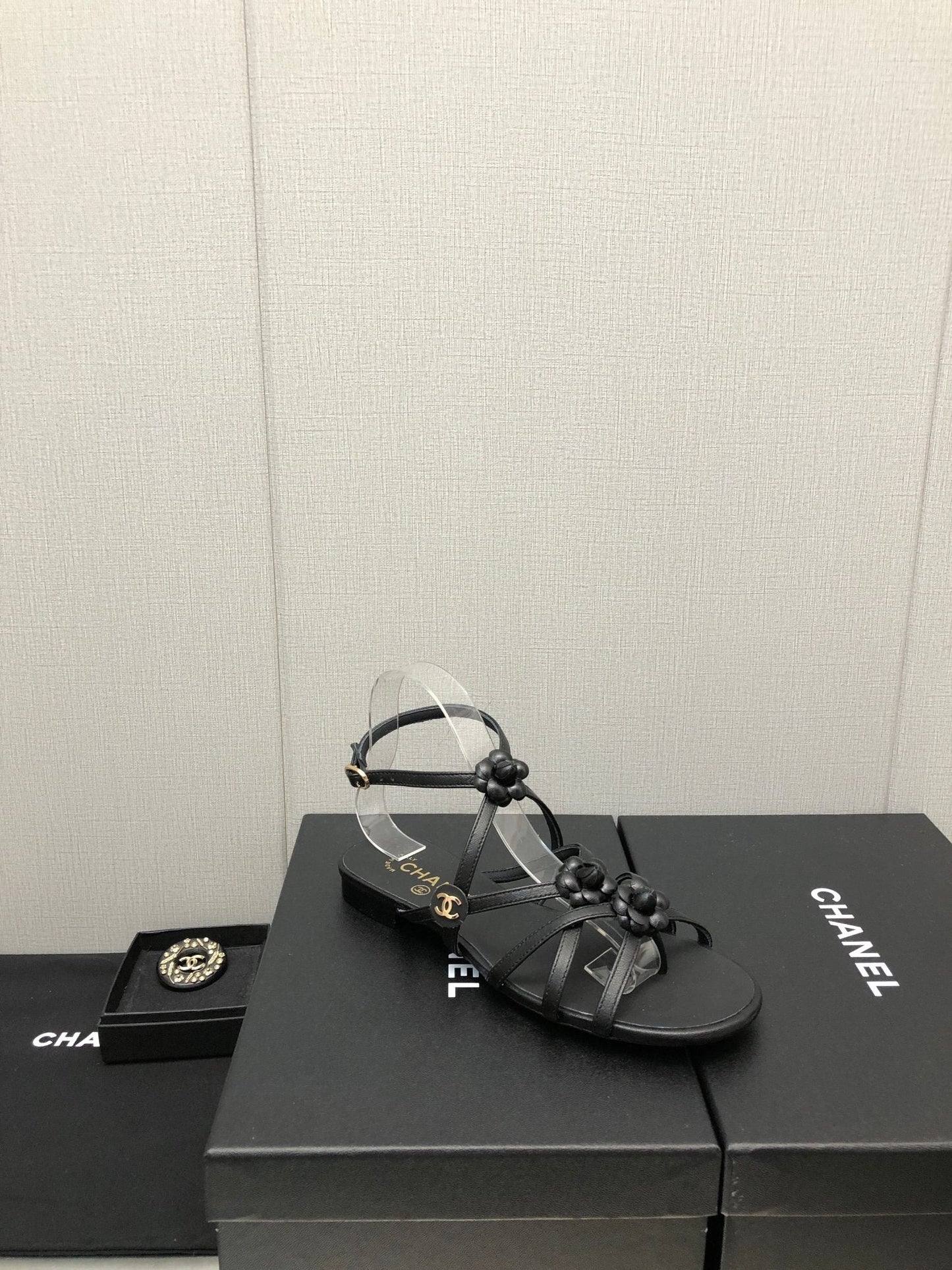 FLORAL FLAT SANDAL IN BLACK LAMBSKIN - 35