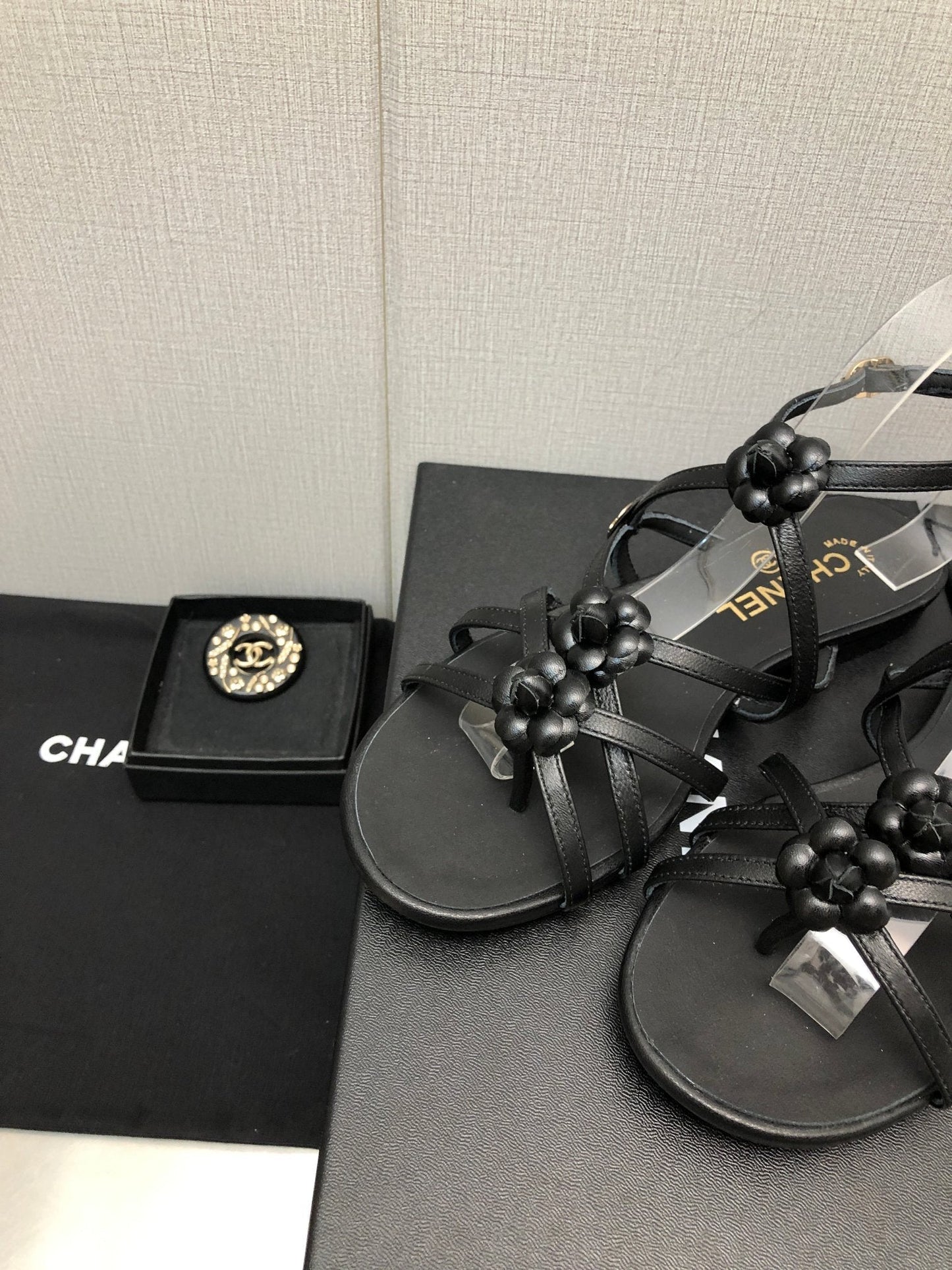 FLORAL FLAT SANDAL IN BLACK LAMBSKIN - 35