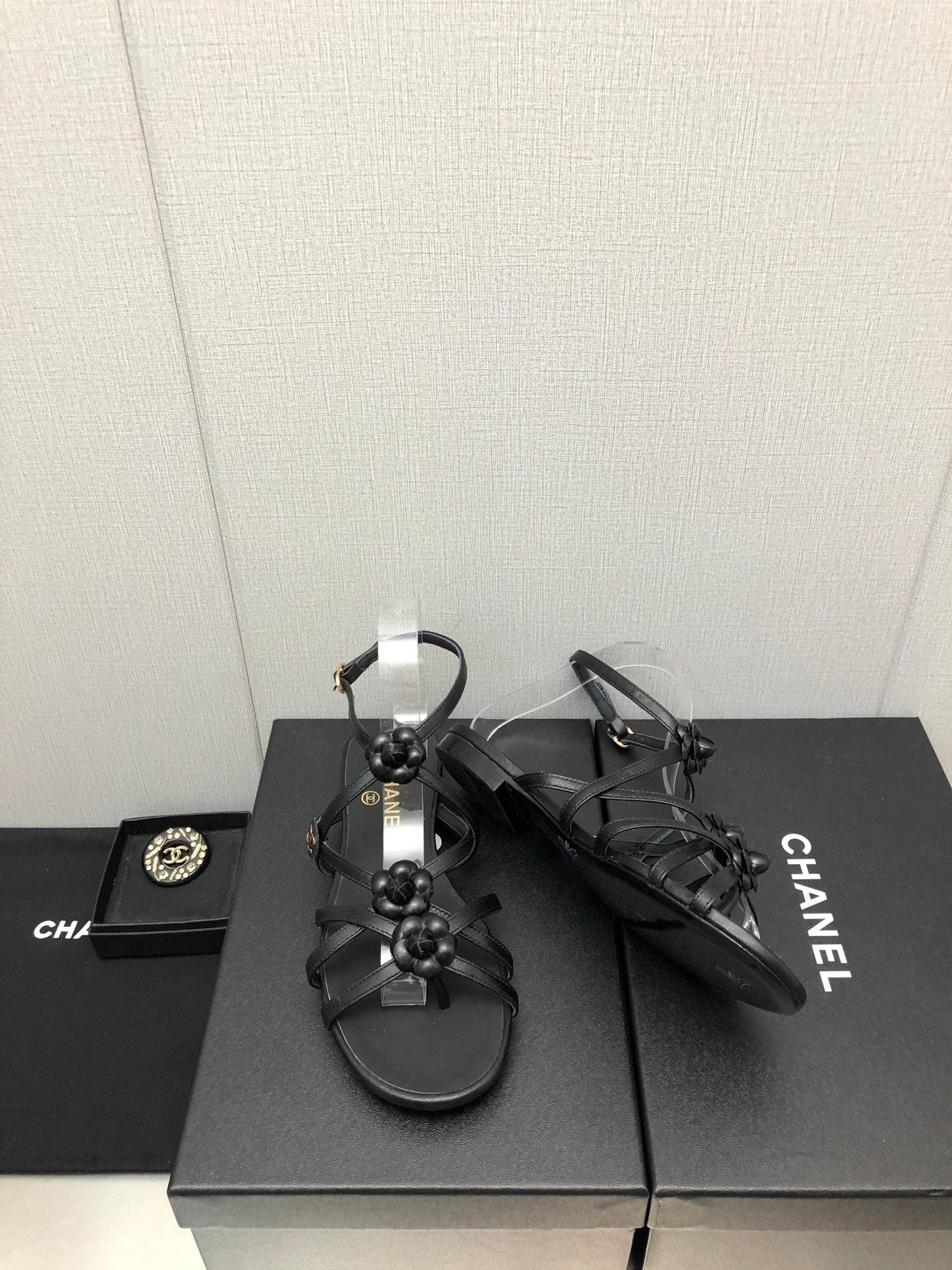 FLORAL FLAT SANDAL IN BLACK LAMBSKIN - 35