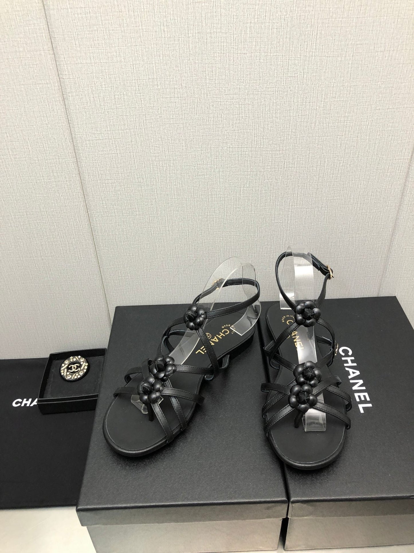 FLORAL FLAT SANDAL IN BLACK LAMBSKIN - 35
