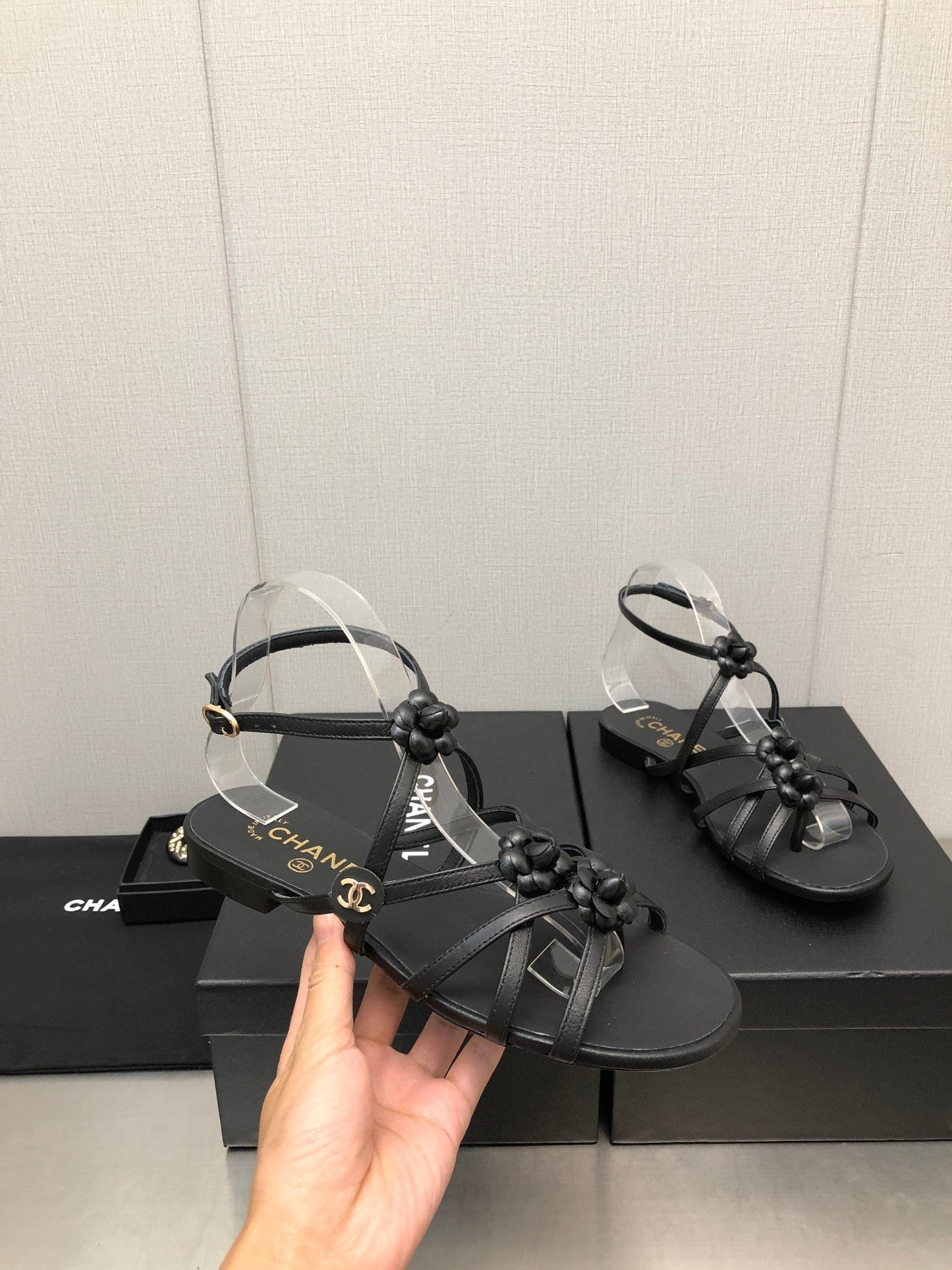 FLORAL FLAT SANDAL IN BLACK LAMBSKIN - 35