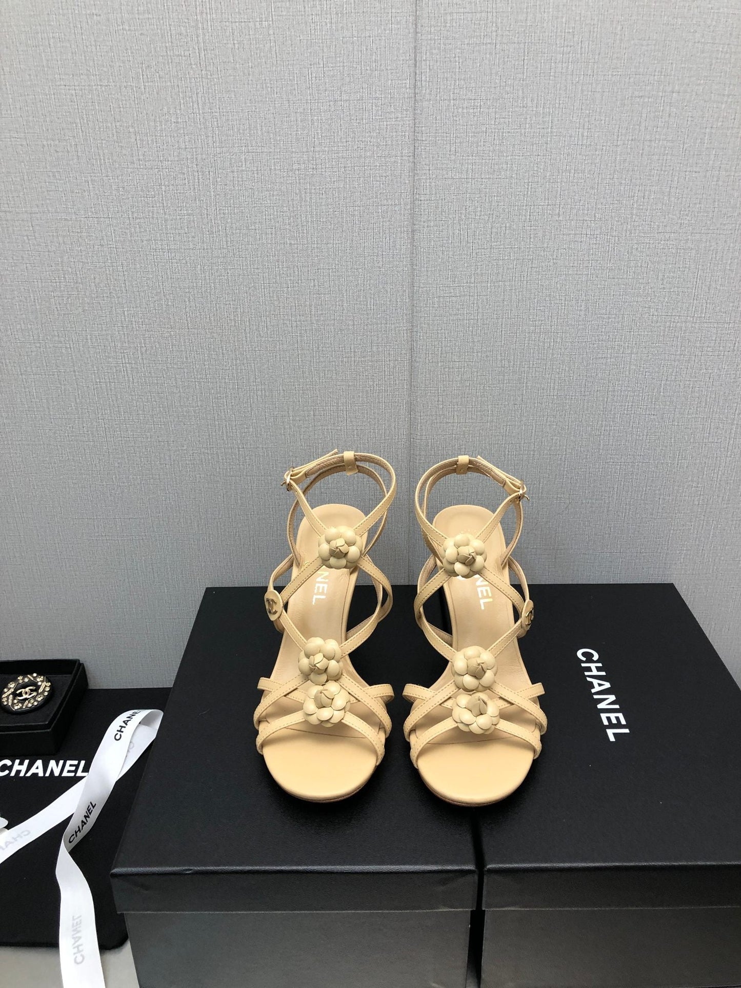 FLORAL HIGH HEEL SANDAL IN SAND YELLOW LAMBSKIN - 35