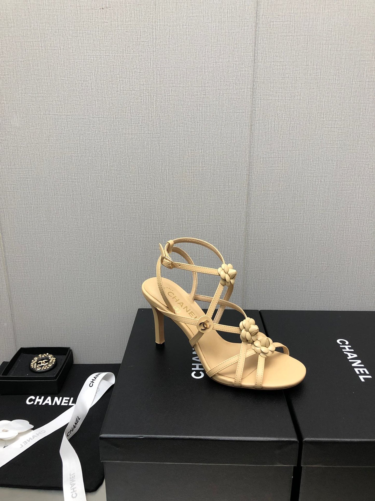 FLORAL HIGH HEEL SANDAL IN SAND YELLOW LAMBSKIN - 35
