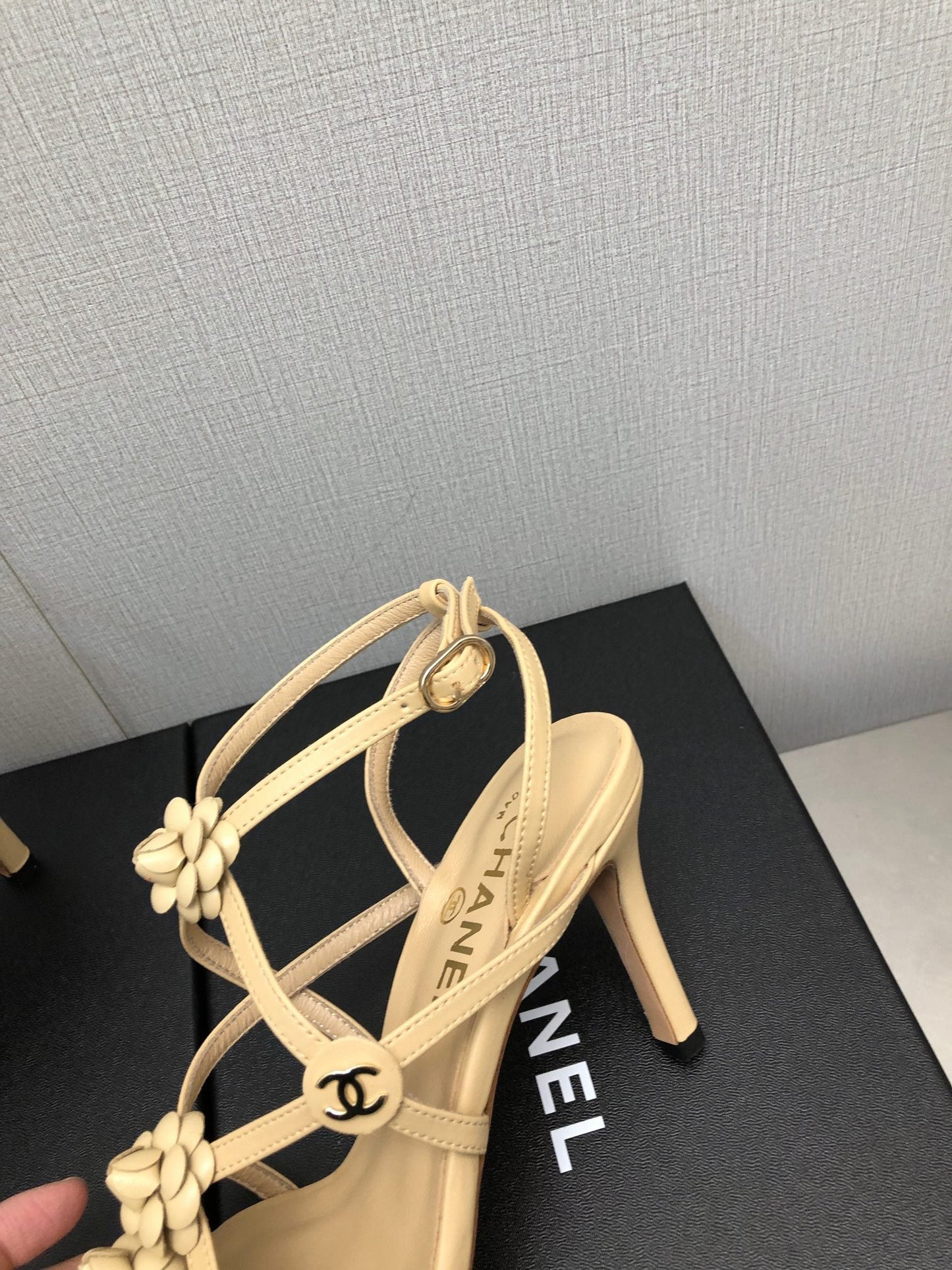 FLORAL HIGH HEEL SANDAL IN SAND YELLOW LAMBSKIN - 35