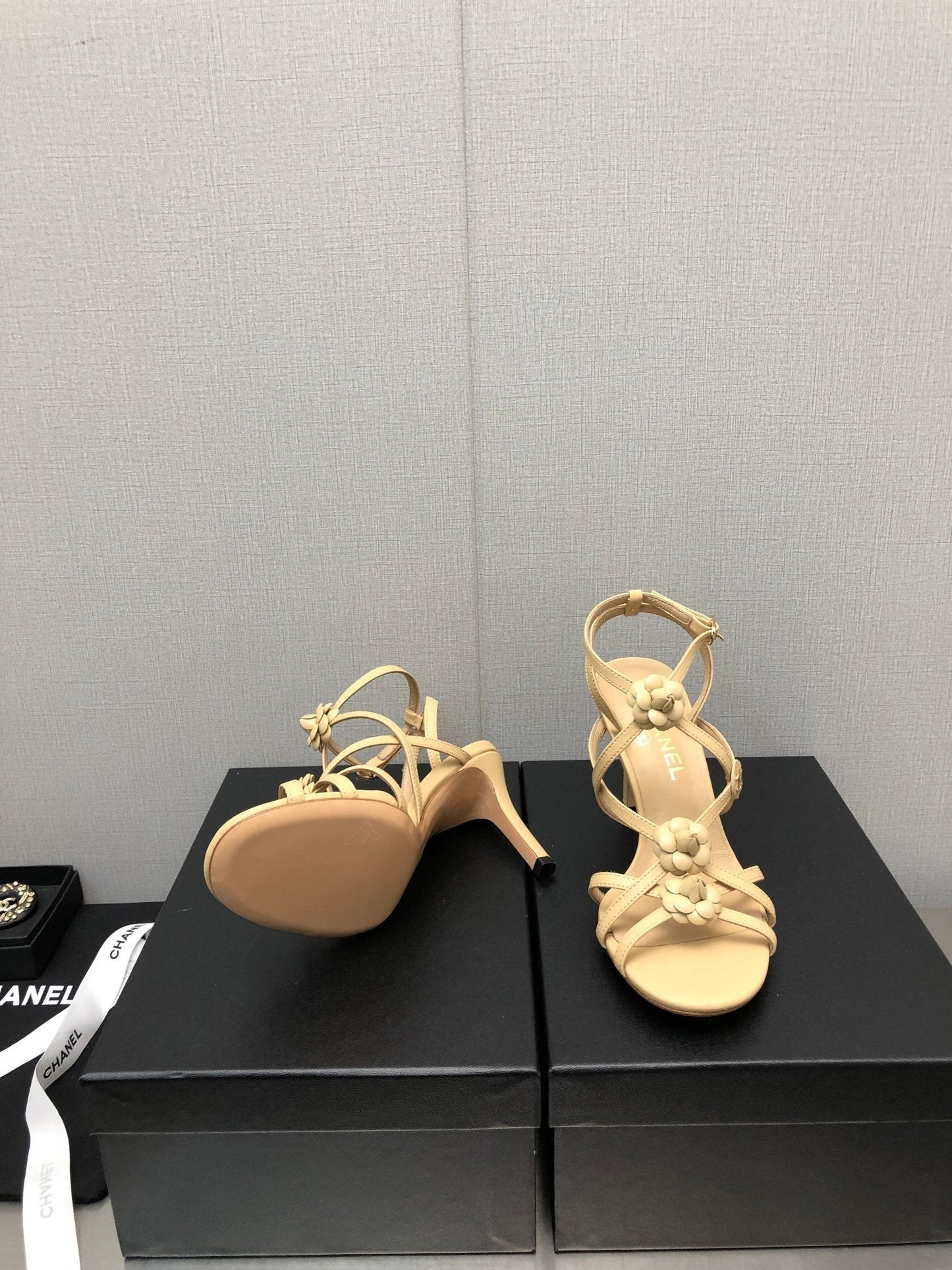 FLORAL HIGH HEEL SANDAL IN SAND YELLOW LAMBSKIN - 35