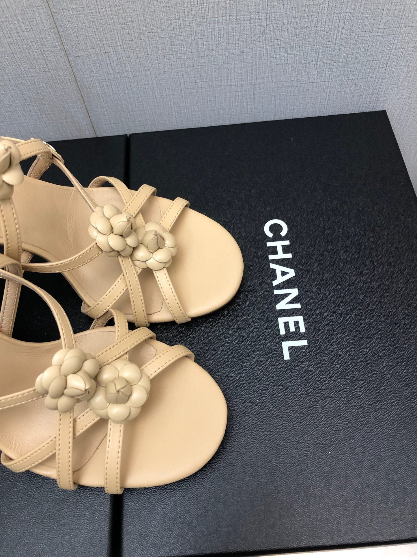 FLORAL HIGH HEEL SANDAL IN SAND YELLOW LAMBSKIN - 35