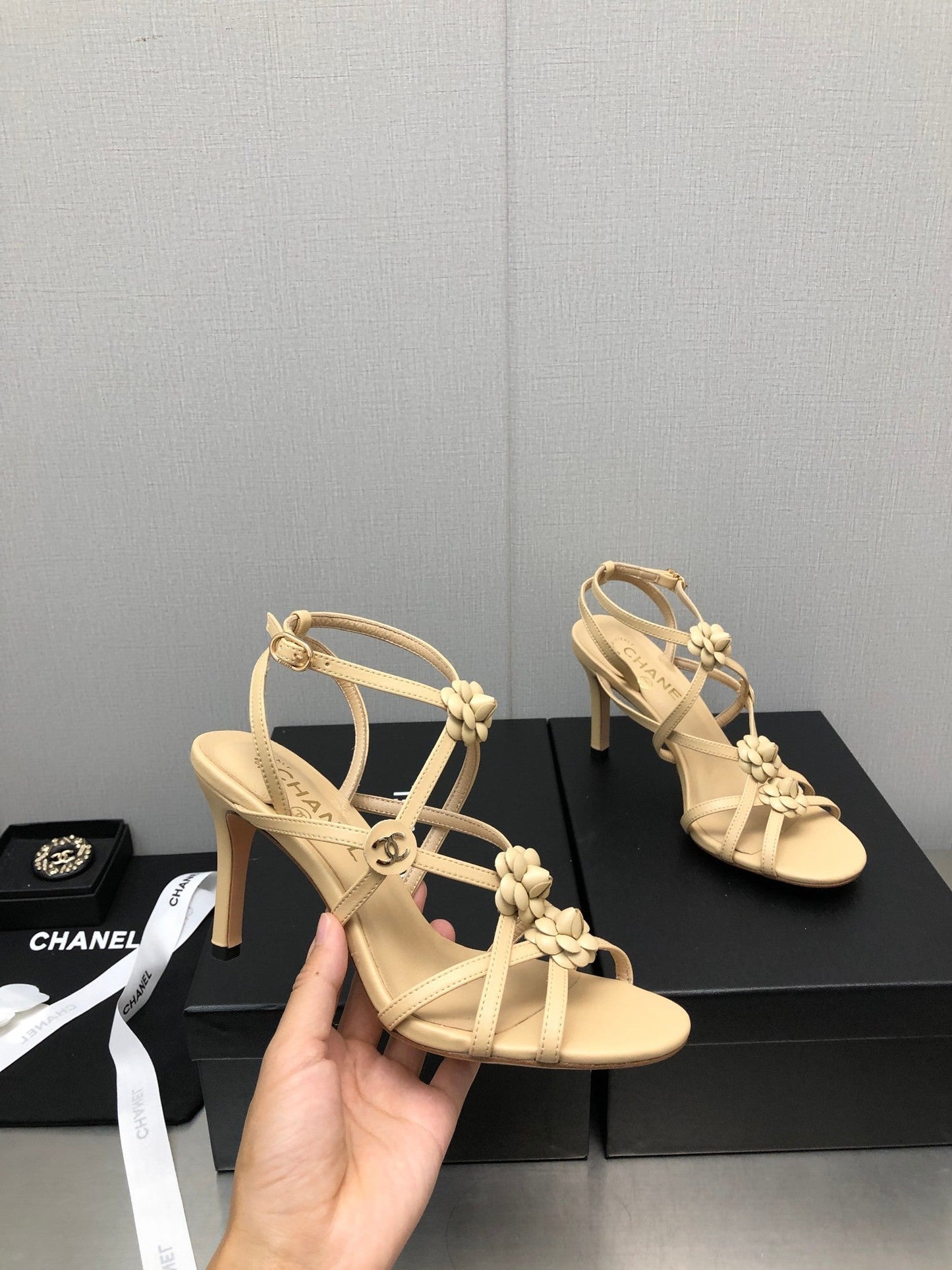 FLORAL HIGH HEEL SANDAL IN SAND YELLOW LAMBSKIN - 35