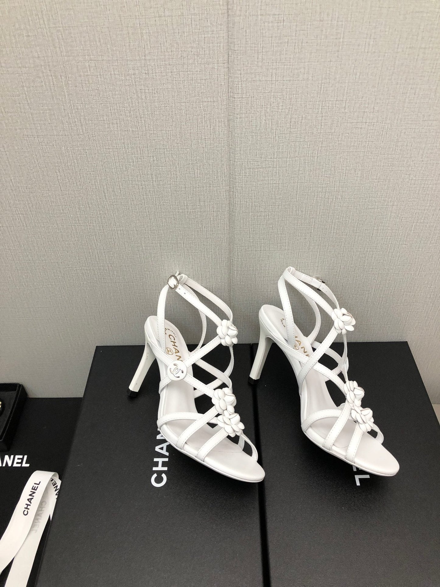 FLORAL HIGH HEEL SANDAL IN WHITE LAMBSKIN - 35