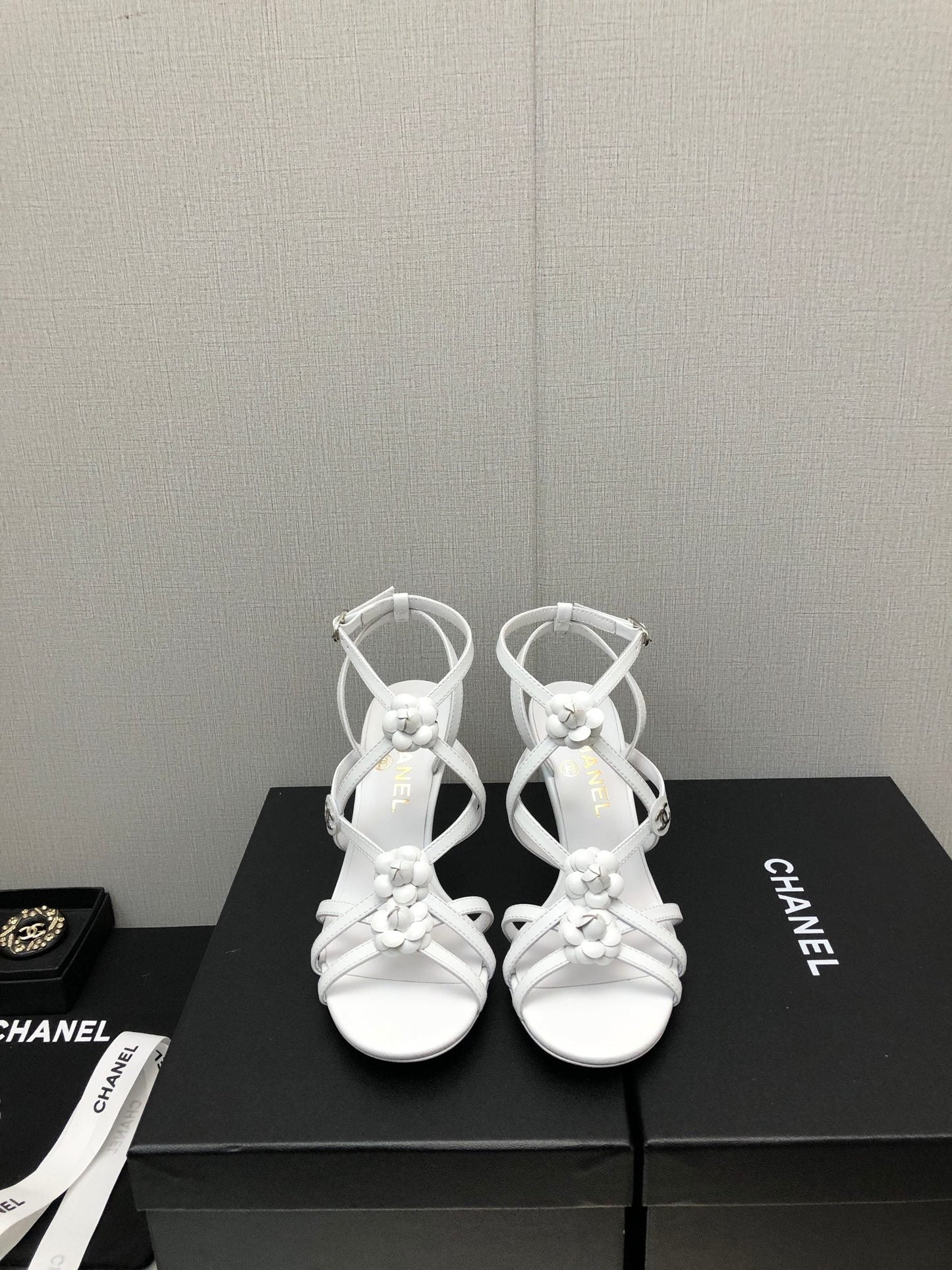 FLORAL HIGH HEEL SANDAL IN WHITE LAMBSKIN - 35