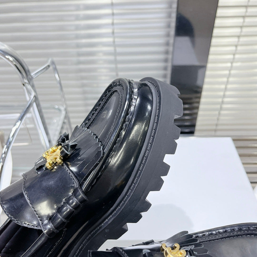 MARGARET CHUNKY LOAFER WITH FRINGES AND TRIOMPHE CHAIN IN POLISHED BULL GLOSSY BLACK - 35