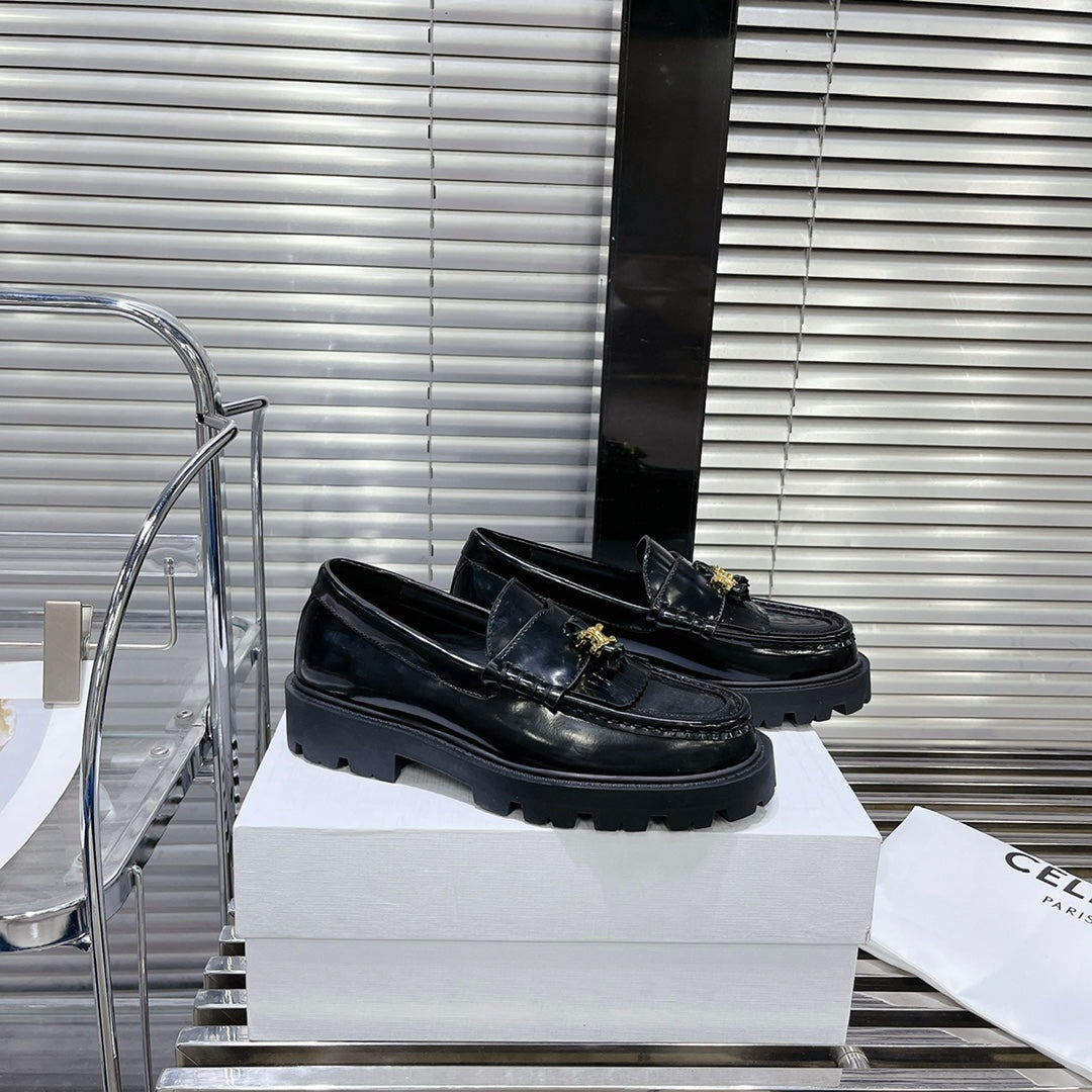 MARGARET CHUNKY LOAFER WITH FRINGES AND TRIOMPHE CHAIN IN POLISHED BULL GLOSSY BLACK - 35