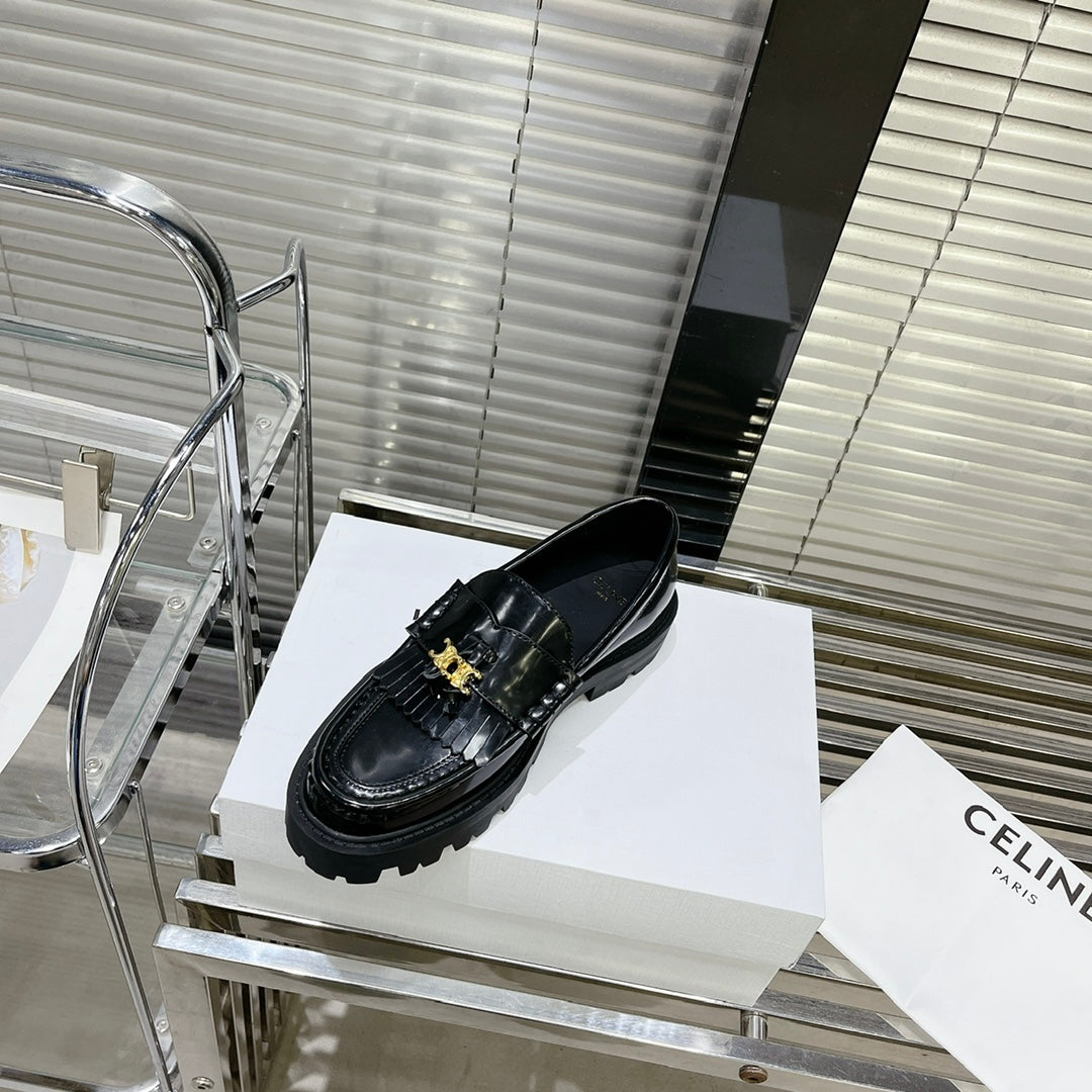 MARGARET CHUNKY LOAFER WITH FRINGES AND TRIOMPHE CHAIN IN POLISHED BULL GLOSSY BLACK - 35