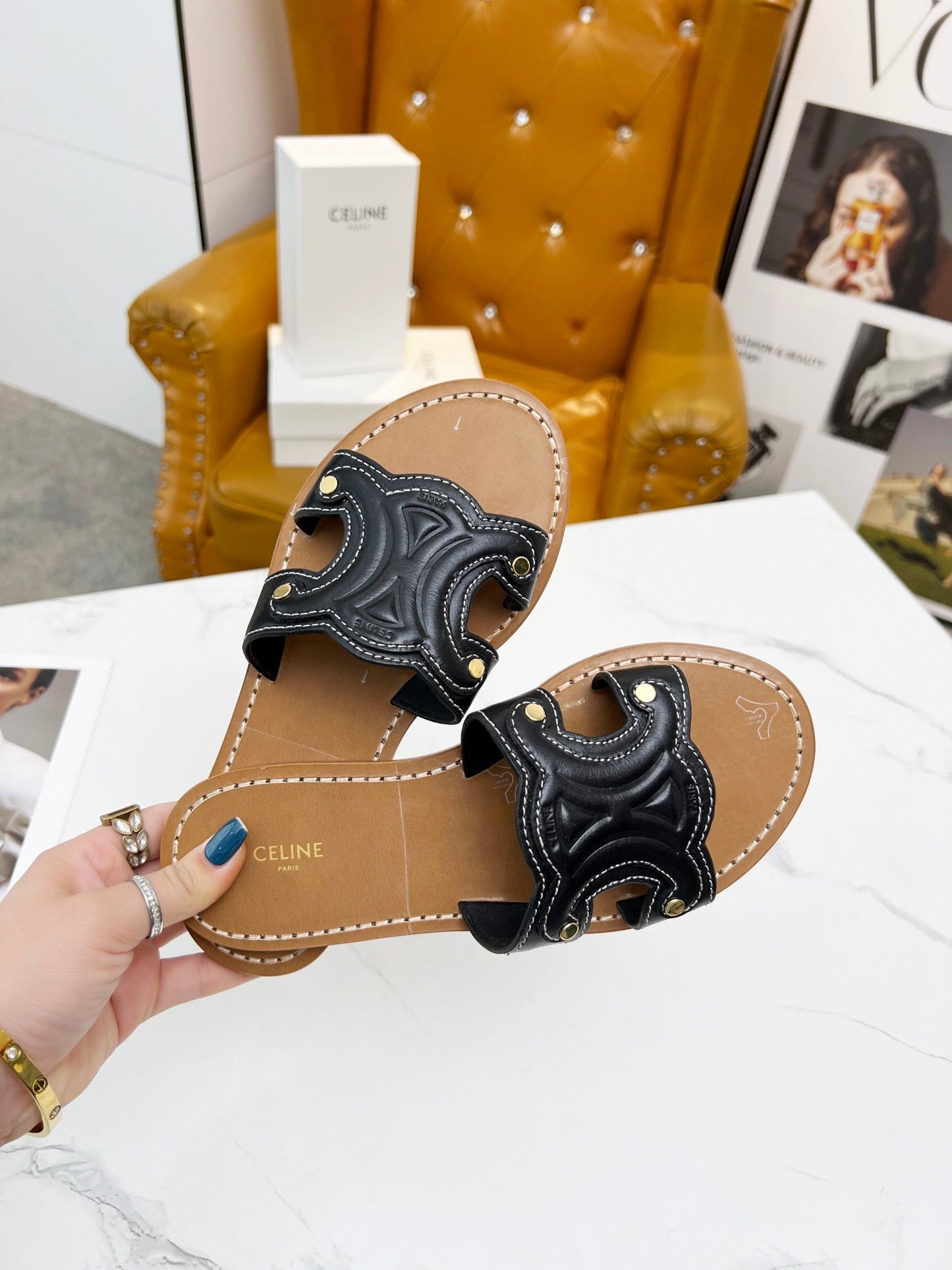 TRIOMPHE SLIDE IN BLACK CALFSKIN - 35