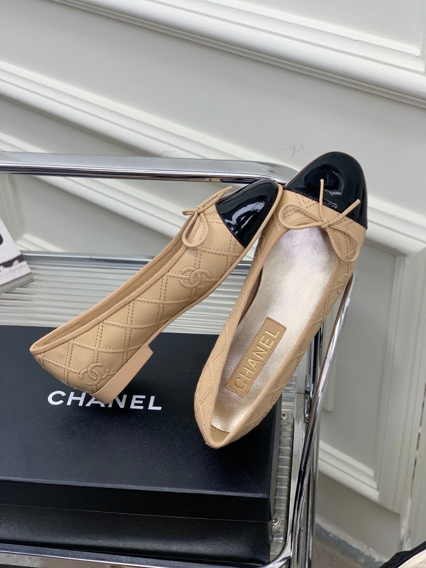 BALLET FLAT GLOSSY BLACK MIX BEIGE LAMBSKIN - 35