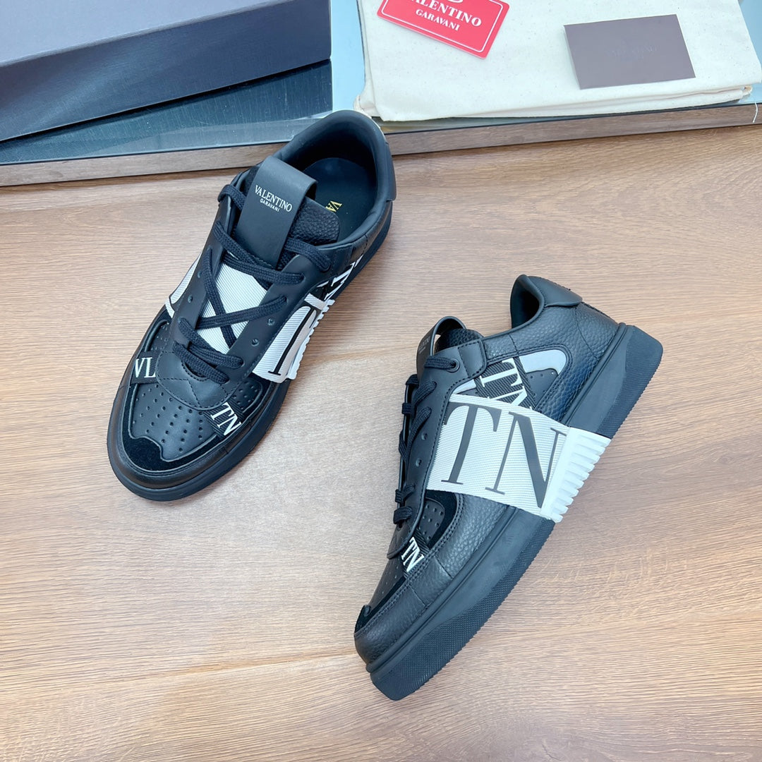 VL7N LOW-TOP BLACK CALFSKIN AND WHITE FABRIC SNEAKER WITH BANDS - 35
