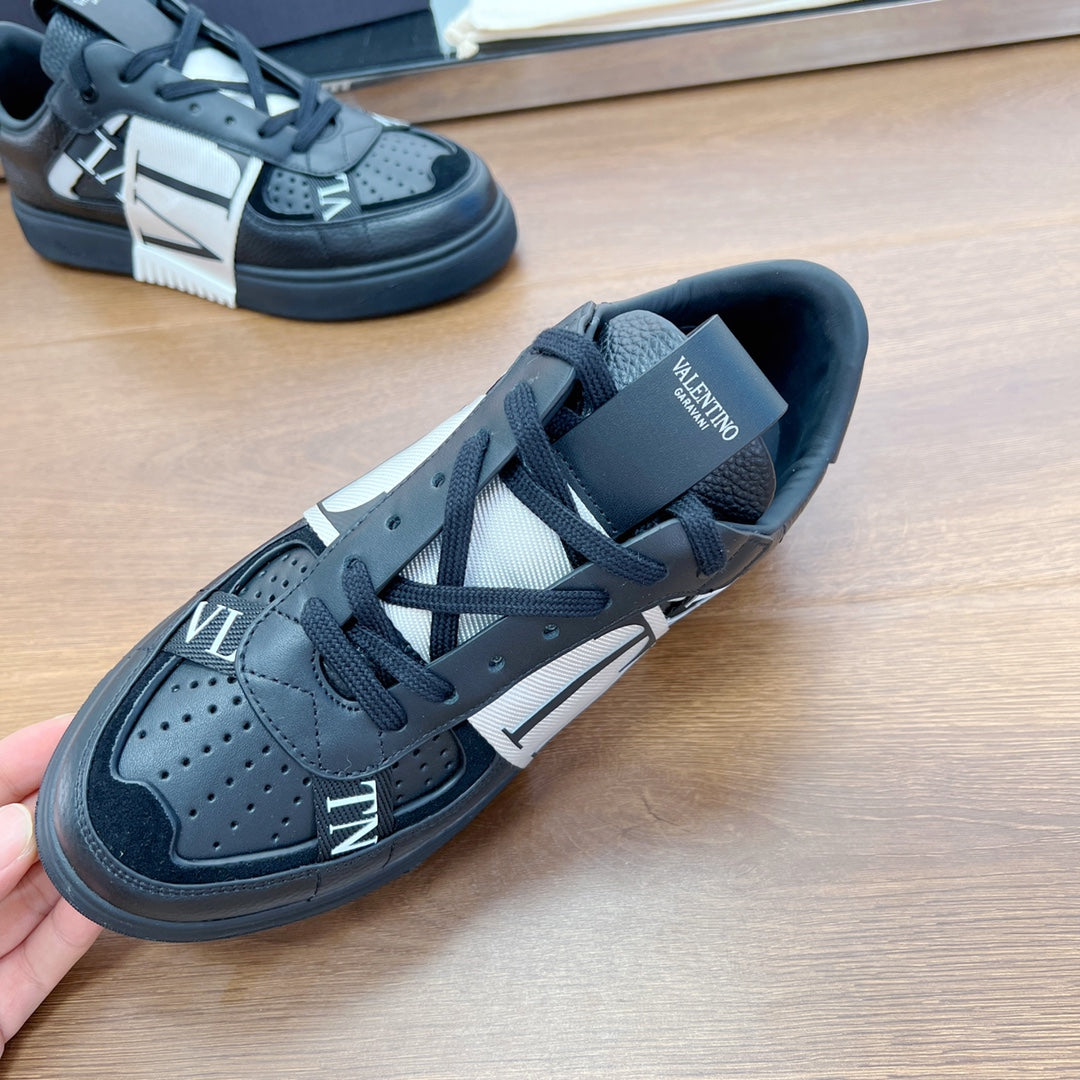 VL7N LOW-TOP BLACK CALFSKIN AND WHITE FABRIC SNEAKER WITH BANDS - 35