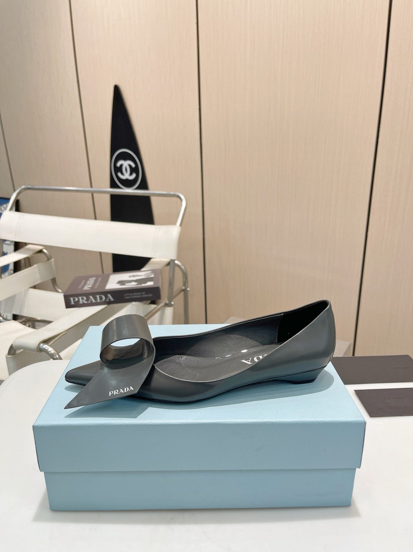 POINTED TOE PUMPS KITTEN HEEL IN GRAY GLOSSY LAMBSKIN WITH BOW - 34