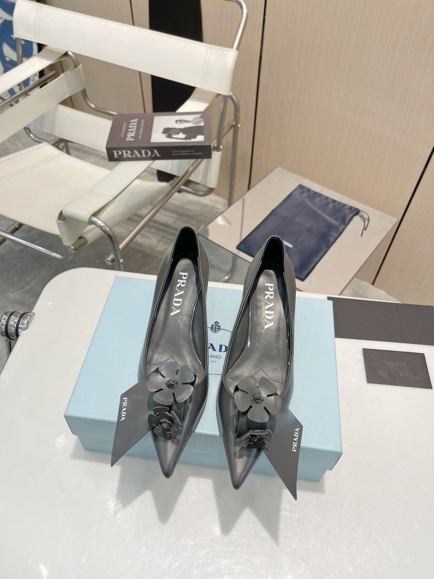 PUMPS KITTEN HEEL IN GRAY SHINY CALFSKIN ATTACHED FLOWERS - 34