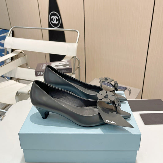 PUMPS KITTEN HEEL IN GRAY SHINY CALFSKIN ATTACHED FLOWERS - 34