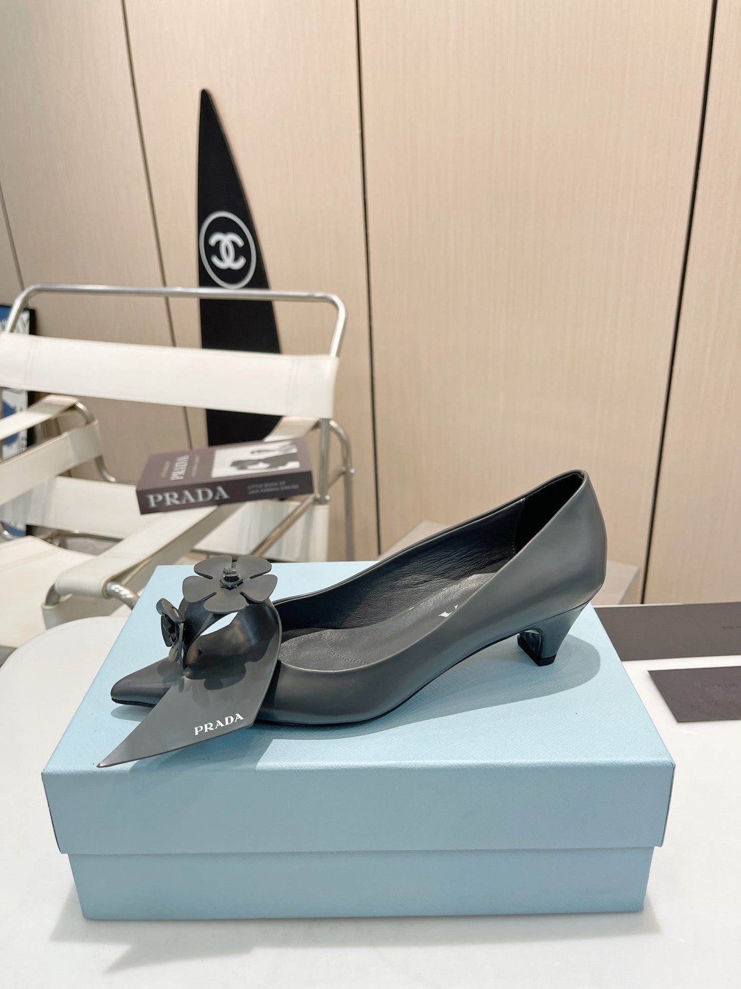 PUMPS KITTEN HEEL IN GRAY SHINY CALFSKIN ATTACHED FLOWERS - 34