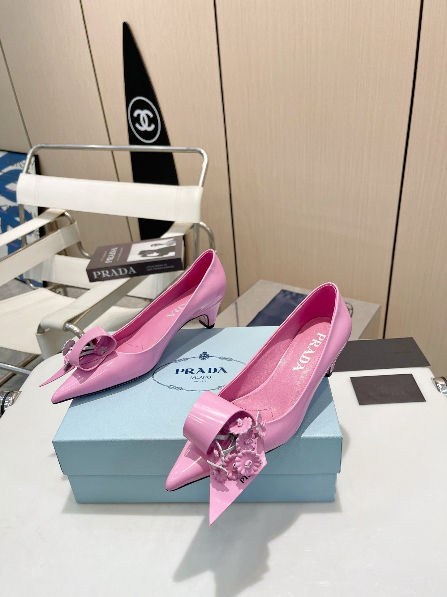 MEDIUM HEEL PUMPS IN PINK PATENT CALFSKIN ATTACHED CREATIVE FLOWERS - 34