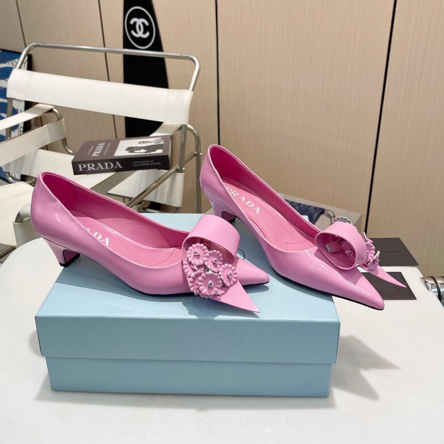 MEDIUM HEEL PUMPS IN PINK PATENT CALFSKIN ATTACHED CREATIVE FLOWERS - 34