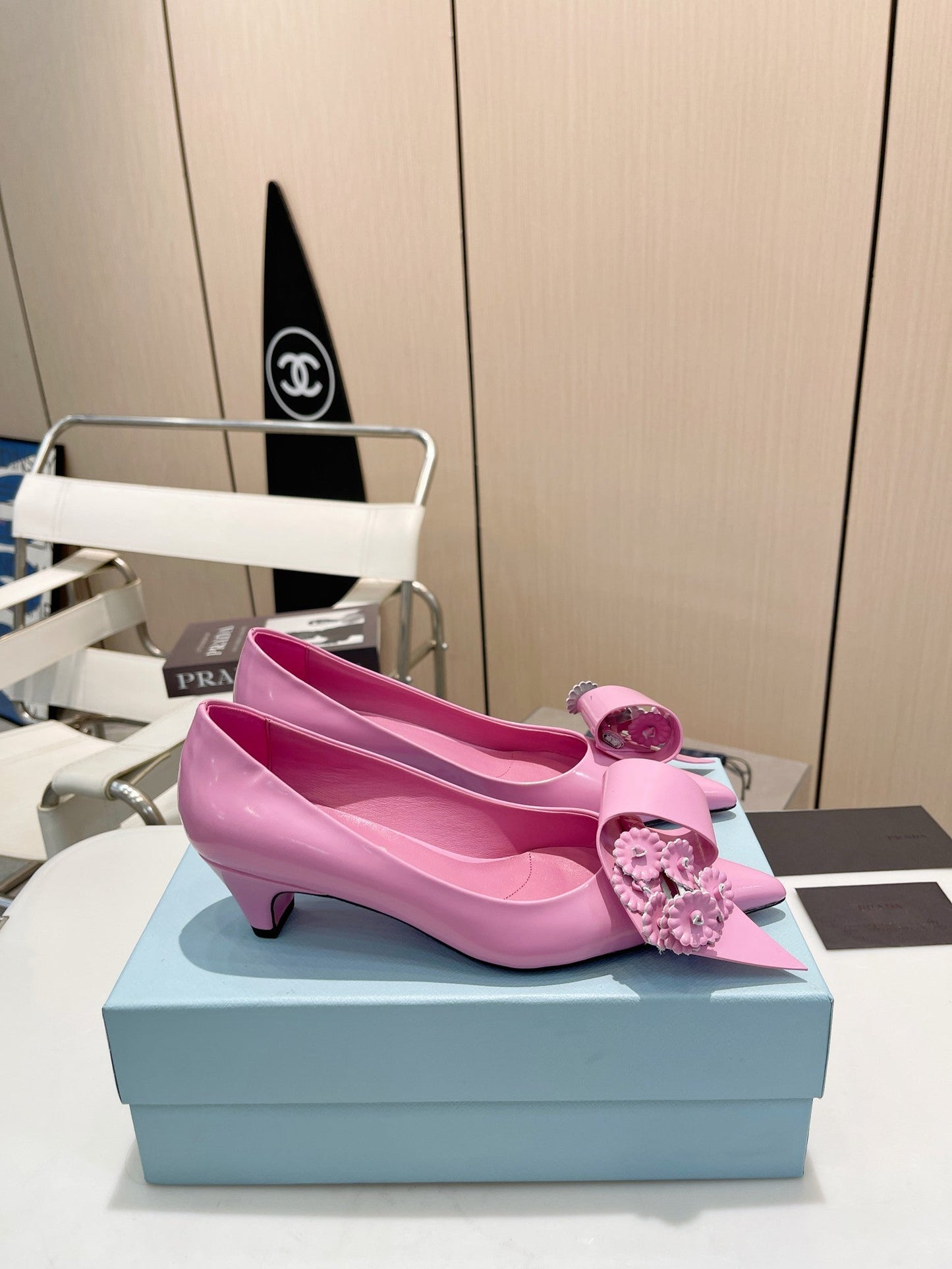 MEDIUM HEEL PUMPS IN PINK PATENT CALFSKIN ATTACHED CREATIVE FLOWERS - 34