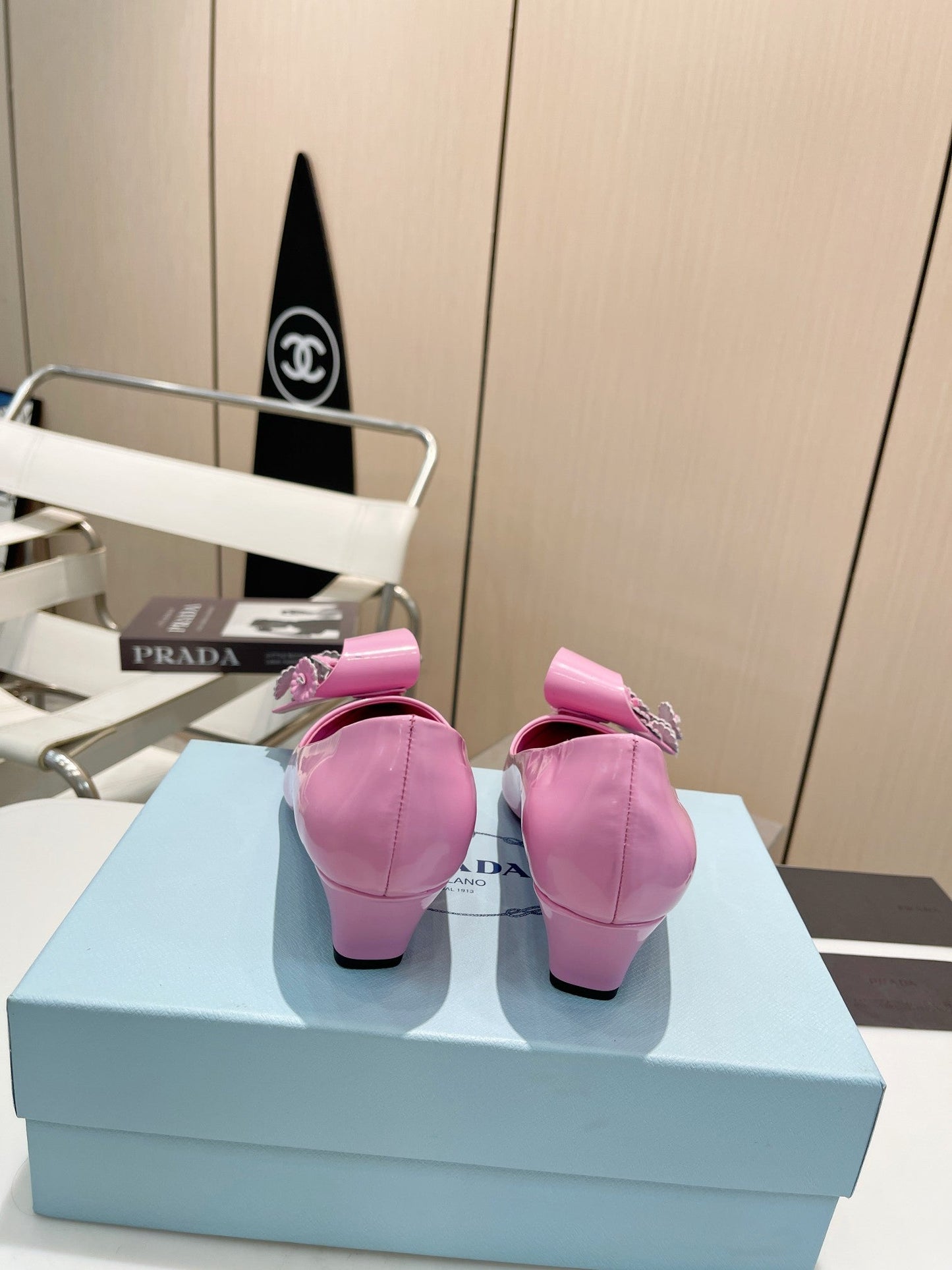 MEDIUM HEEL PUMPS IN PINK PATENT CALFSKIN ATTACHED CREATIVE FLOWERS - 34