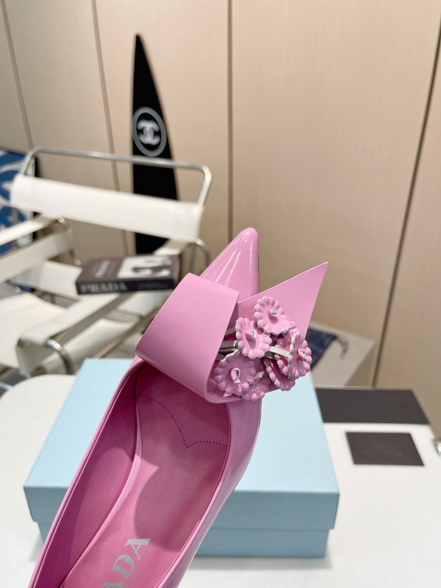 MEDIUM HEEL PUMPS IN PINK PATENT CALFSKIN ATTACHED CREATIVE FLOWERS - 34