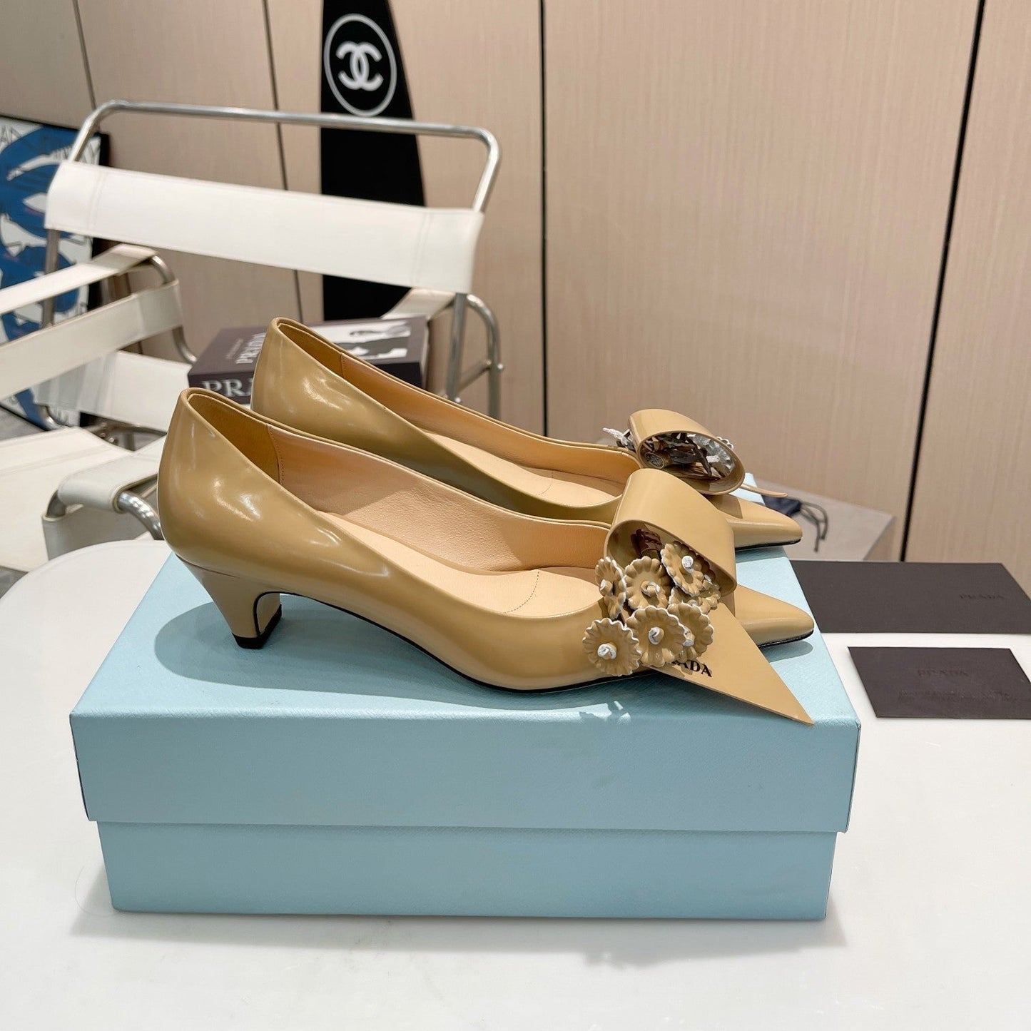MEDIUM HEEL PUMPS IN TORTILLA BROWN PATENT CALFSKIN ATTACHED CREATIVE FLOWERS - 34