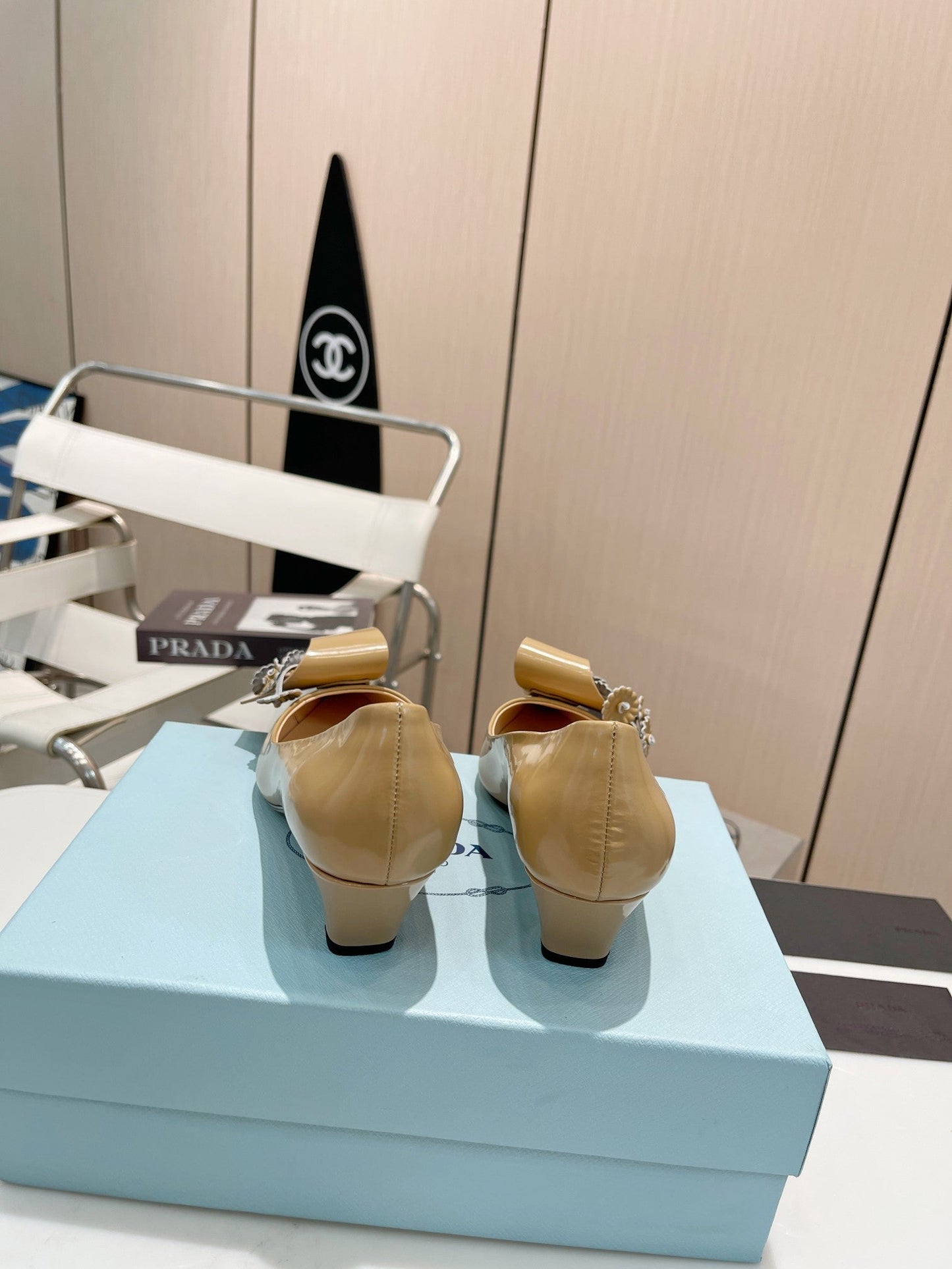 MEDIUM HEEL PUMPS IN TORTILLA BROWN PATENT CALFSKIN ATTACHED CREATIVE FLOWERS - 34