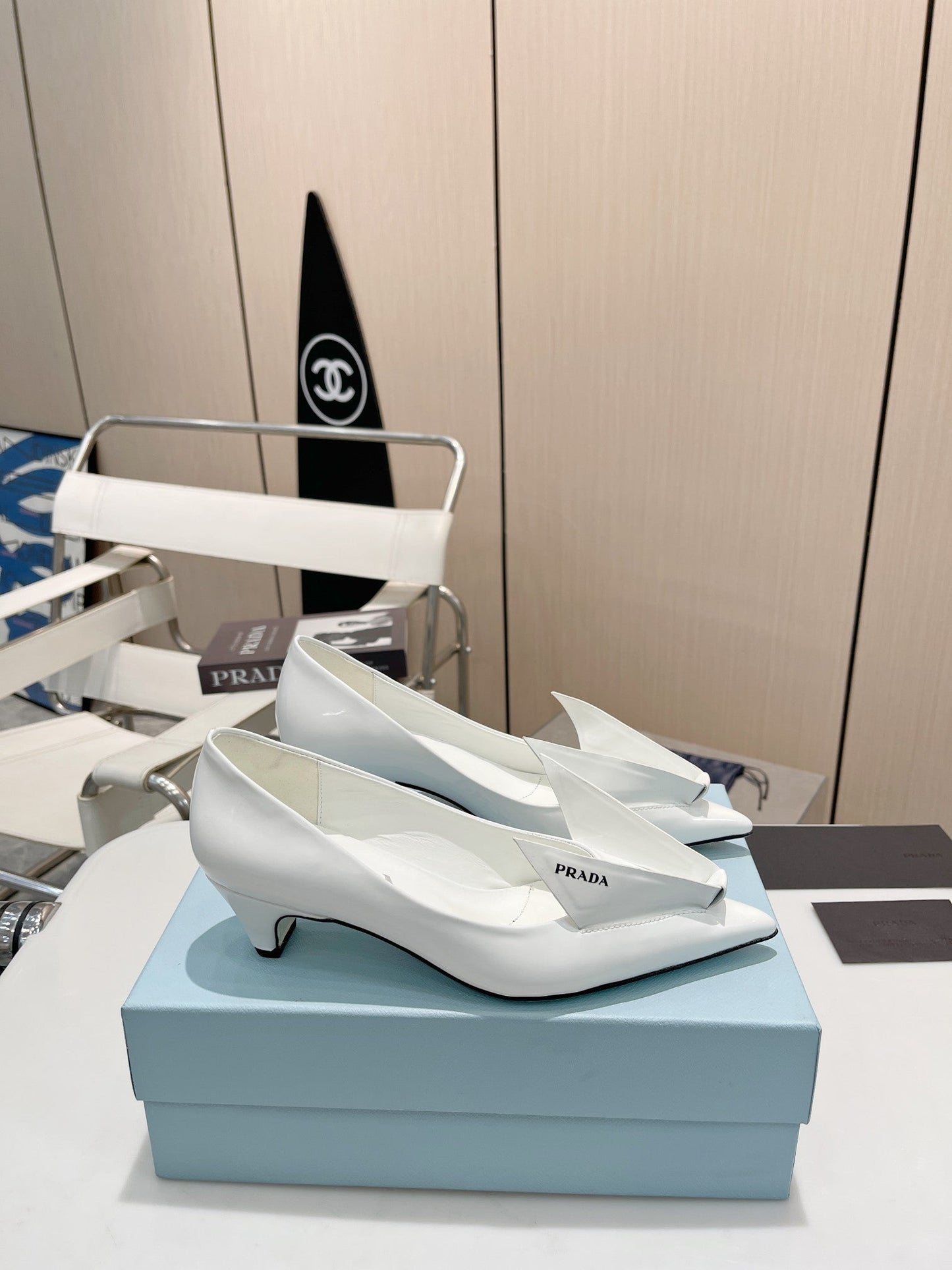 KITTEN HEEL PUMPS WITH CREATIVE SHAPE IN WHITE GLOSSY LAMBSKIN - 34