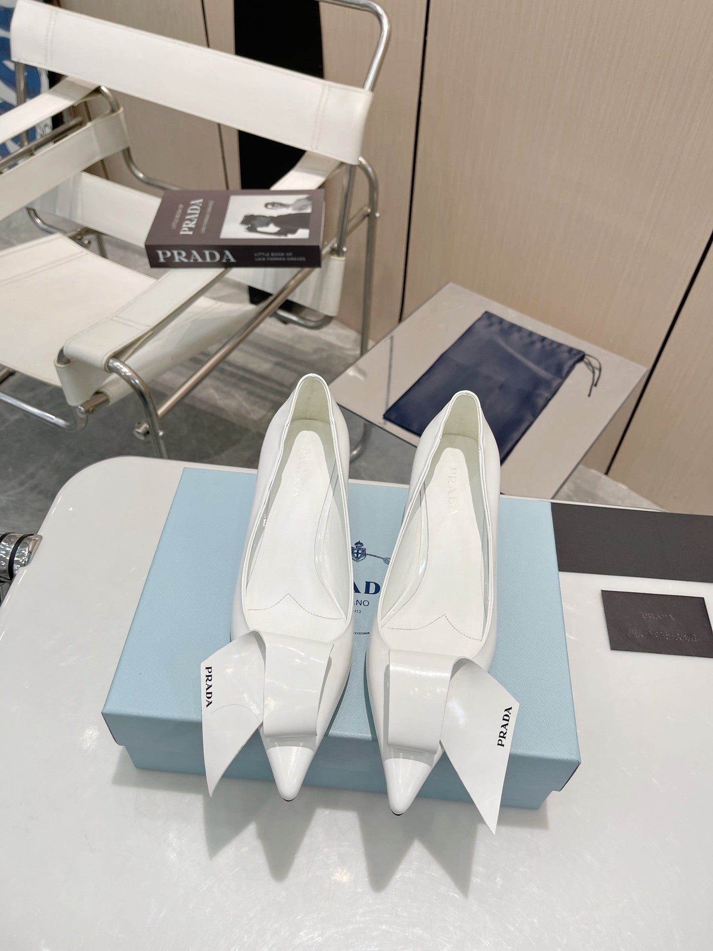 POINTED TOE PUMPS KITTEN HEEL IN WHITE GLOSSY LAMBSKIN WITH BOW - 34