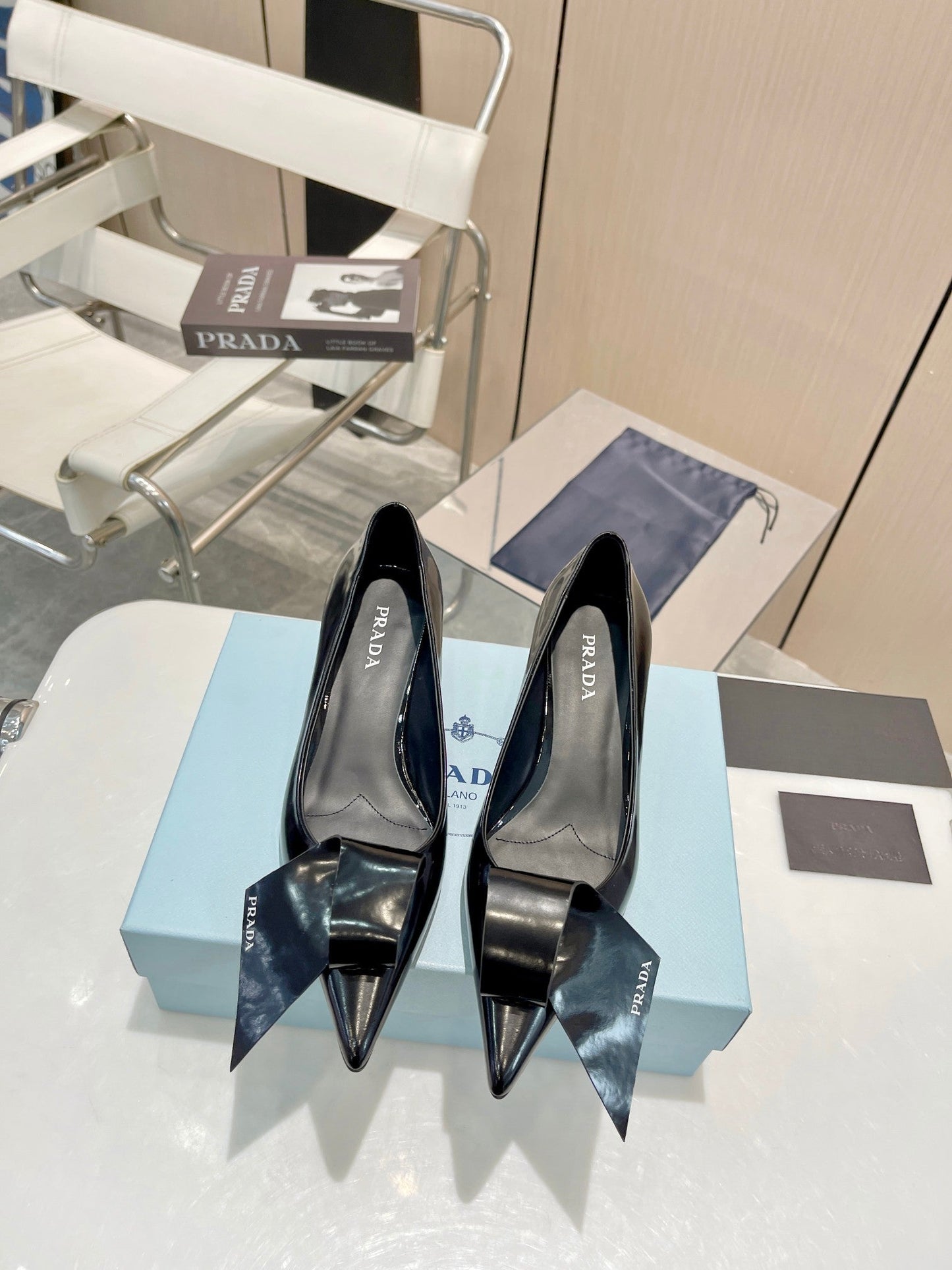 POINTED TOE PUMPS KITTEN HEEL IN BLACK GLOSSY LAMBSKIN WITH BOW - 34