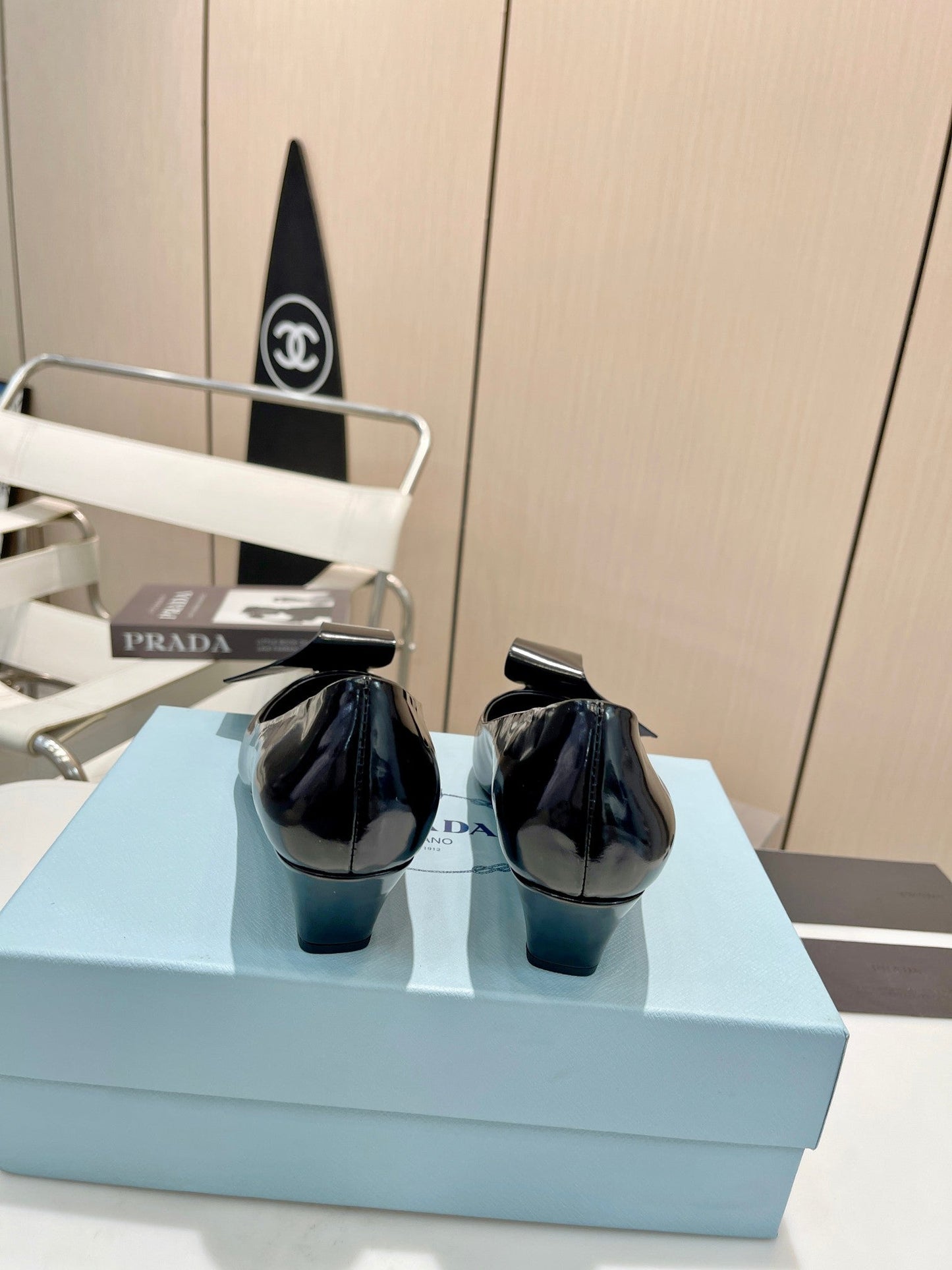 POINTED TOE PUMPS KITTEN HEEL IN BLACK GLOSSY LAMBSKIN WITH BOW - 34