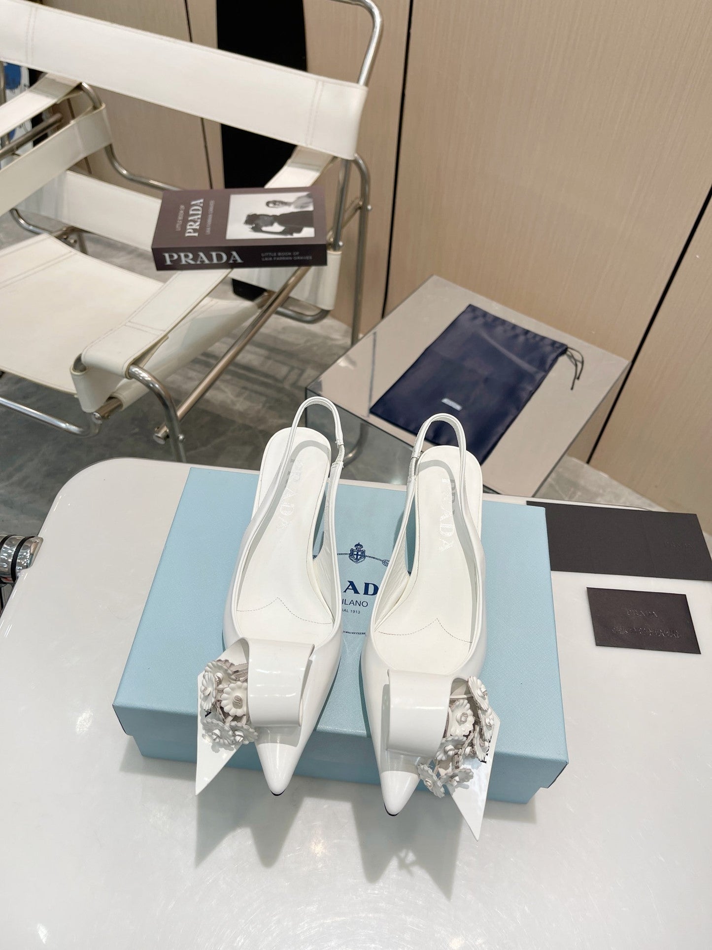 POINTED TOE SLINGBACK KITTEN HEEL WITH FLOWER BOW IN WHITE GLOSSY LAMBSKIN - 34