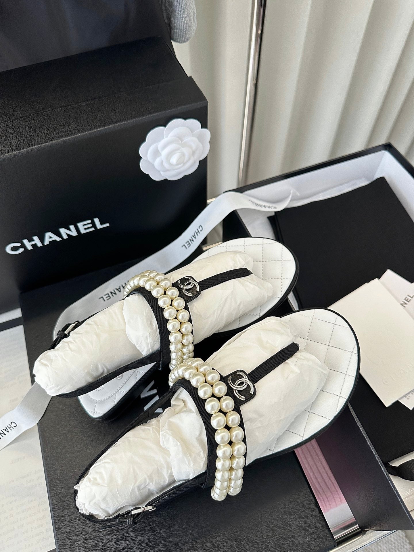 CLASSIC THONG SANDALS PEARL CHAIN IN WHITE LAMBSKIN - 35
