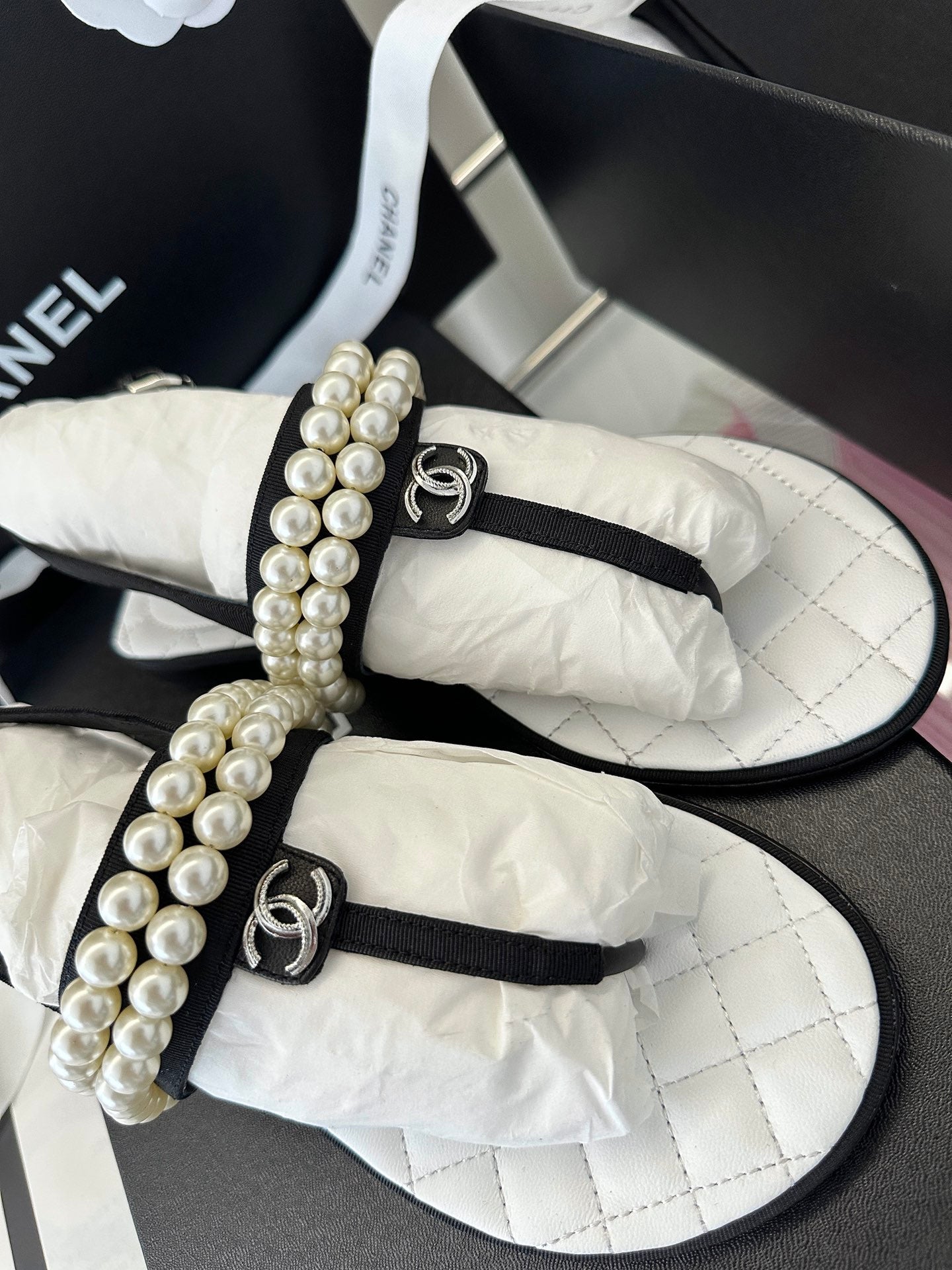CLASSIC THONG SANDALS PEARL CHAIN IN WHITE LAMBSKIN - 35