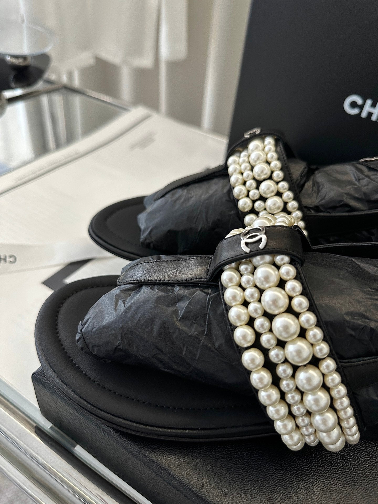 CLASSIC THONG SANDALS PEARL CHAIN IN BLACK LAMBSKIN - 35